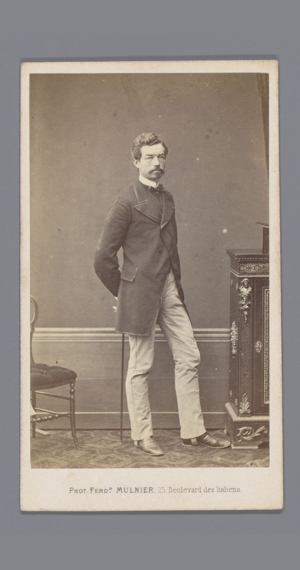 Portret van een onbekende staande man by Ferdinand Mulnier