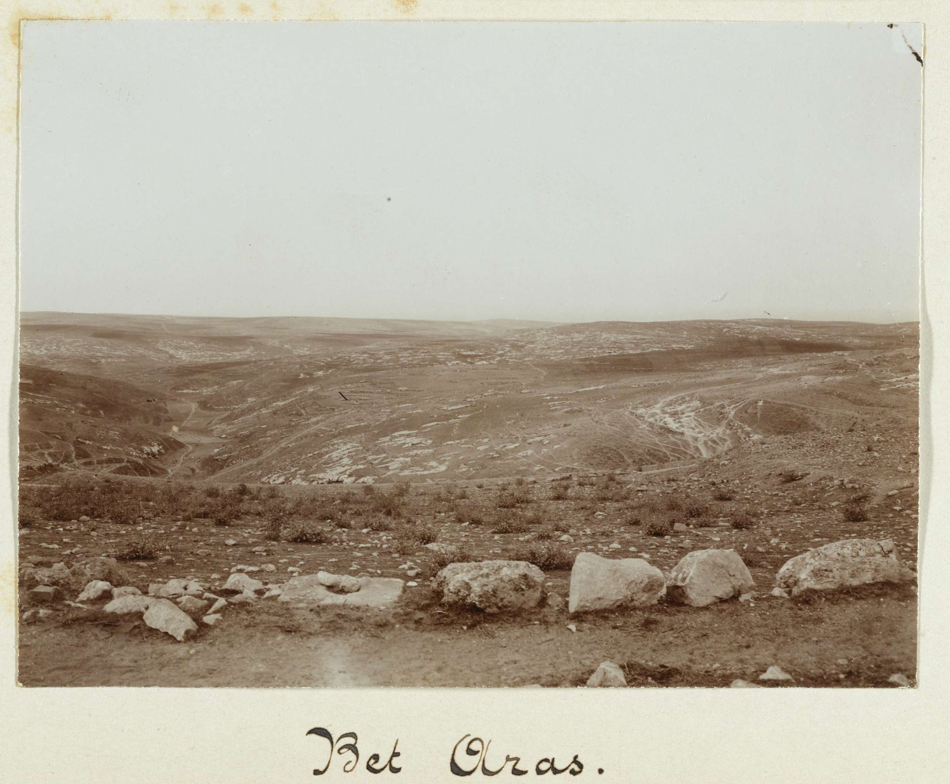 Landschap bij een dorp, aangeduid als Bet Aras in Syrië (mogelijk Bayt Ras) by Johannes Lodewijk Heldring