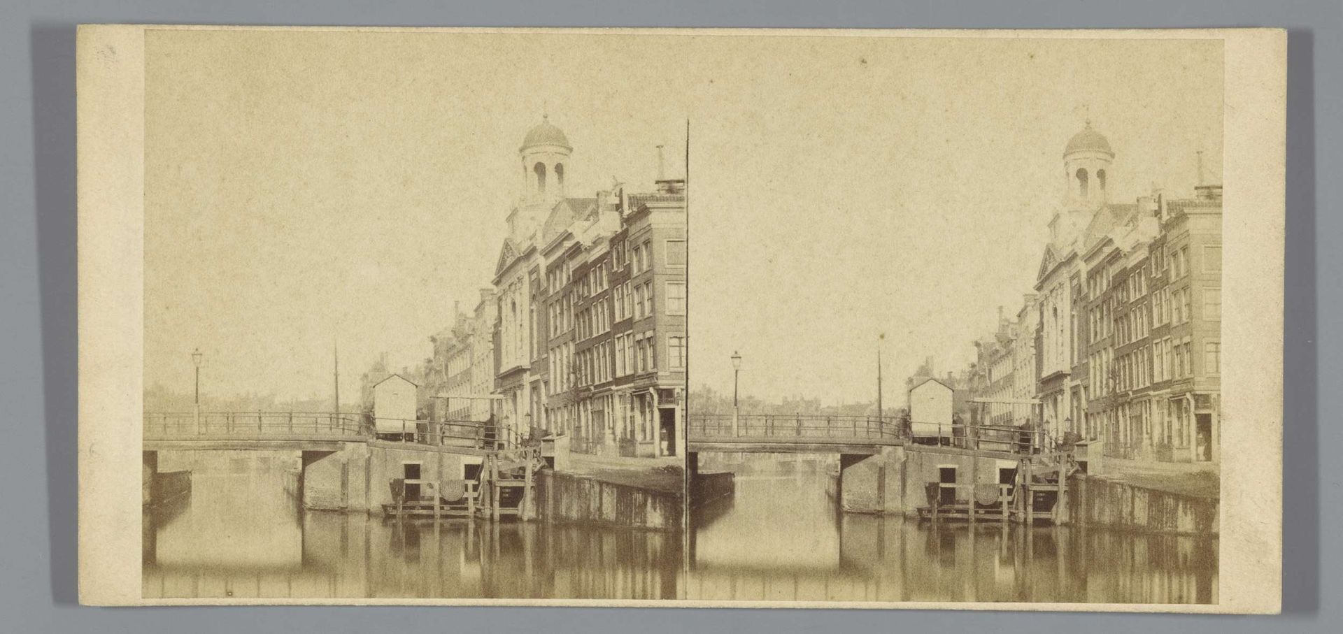 Gezicht op de Singel, met rechts de Sint-Catharinakerk, Amsterdam by Pieter Oosterhuis