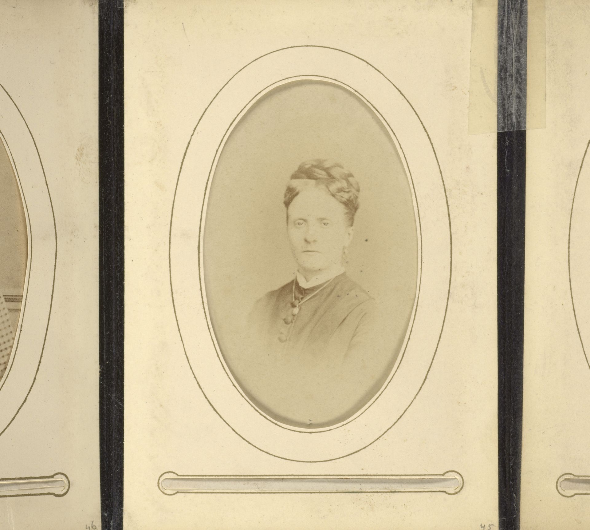 Portret van een vrouw met gevlochten haren en halsketting by Leonard Stollenwerk