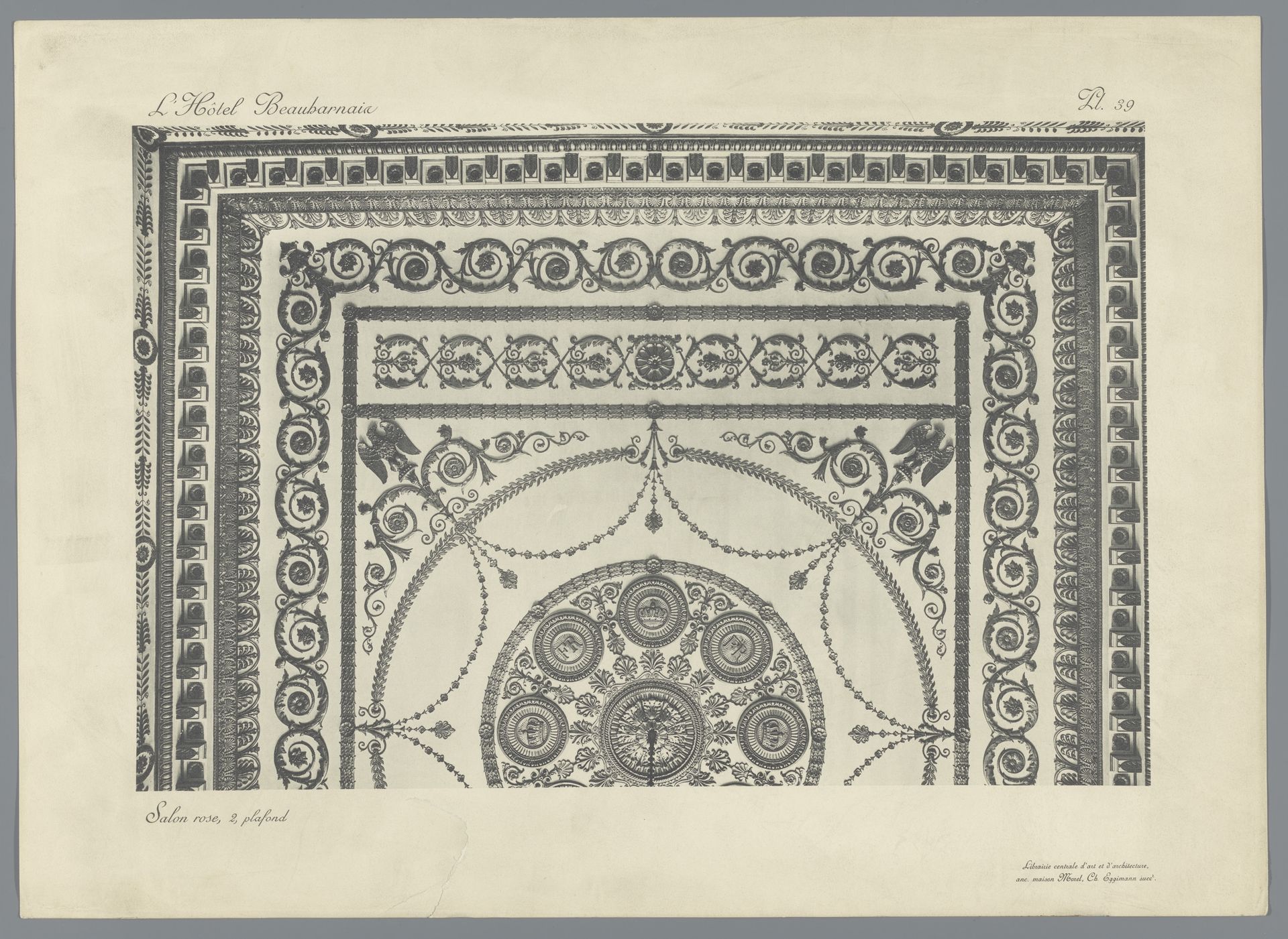 Gezicht op het gedecoreerde plafond van de Salon rose by Anonymous