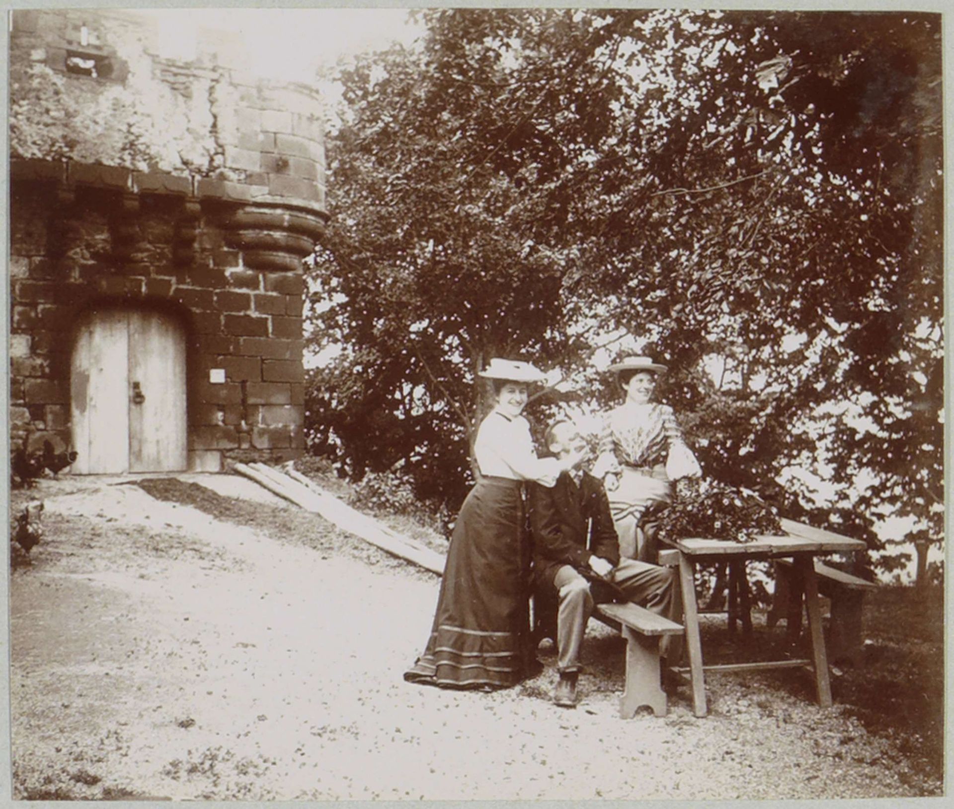 Twee vrouwen en een man bij de ruïne van Kasteel van Tournoël bij Volvic by Delizy