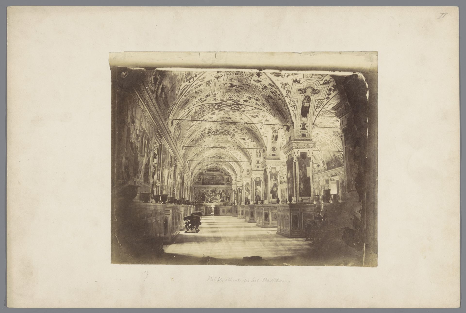 Interieur van de Sixtijnse zaal in de Vaticaanse Bibliotheek te Vaticaanstad by Gustave Eugène Chauffourier