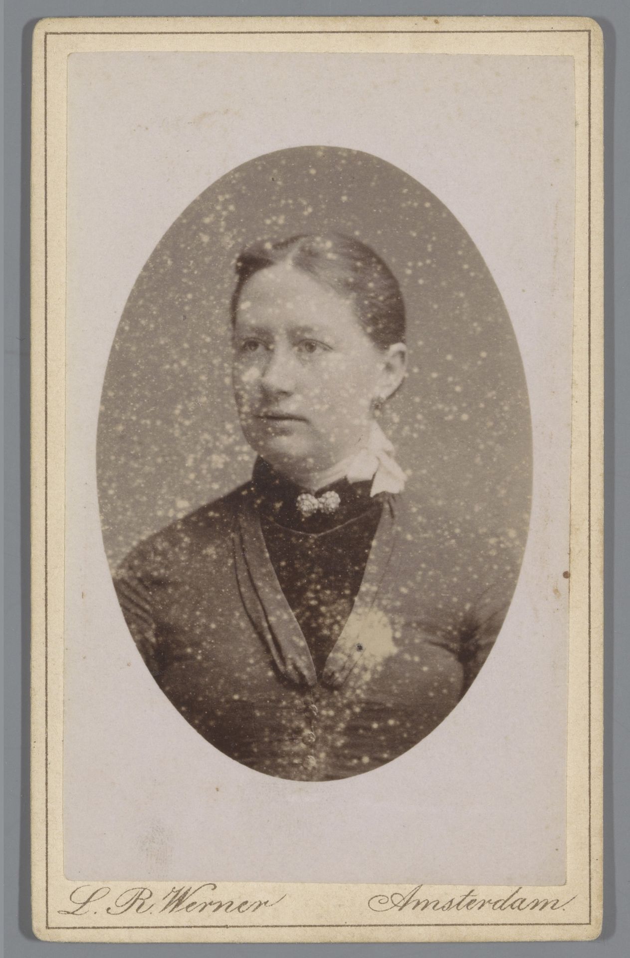 Portret van een onbekende vrouw by Louis Robert Werner