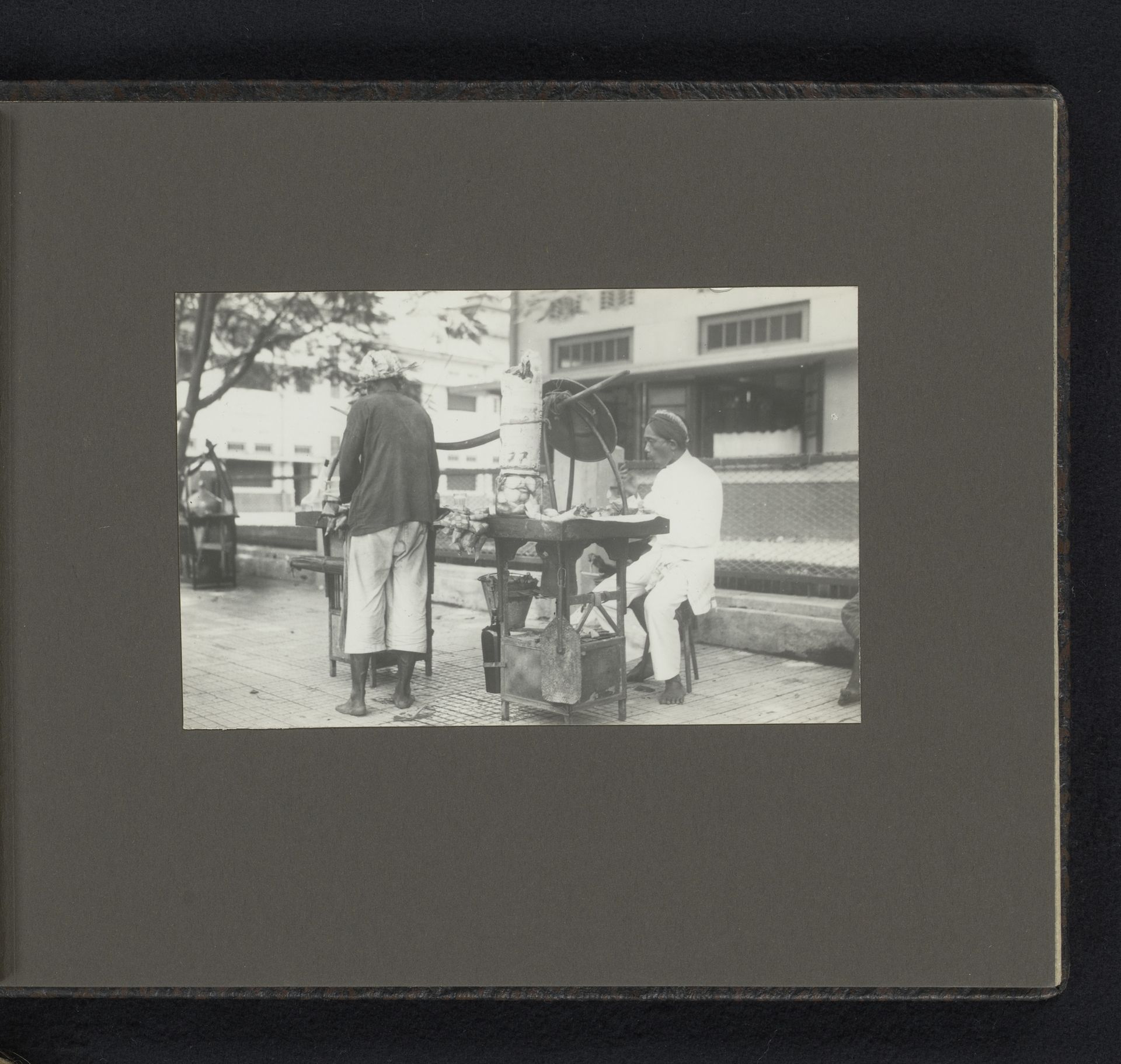 Kraam met eten op straat by Adeline Andrea. du Celliée Muller
