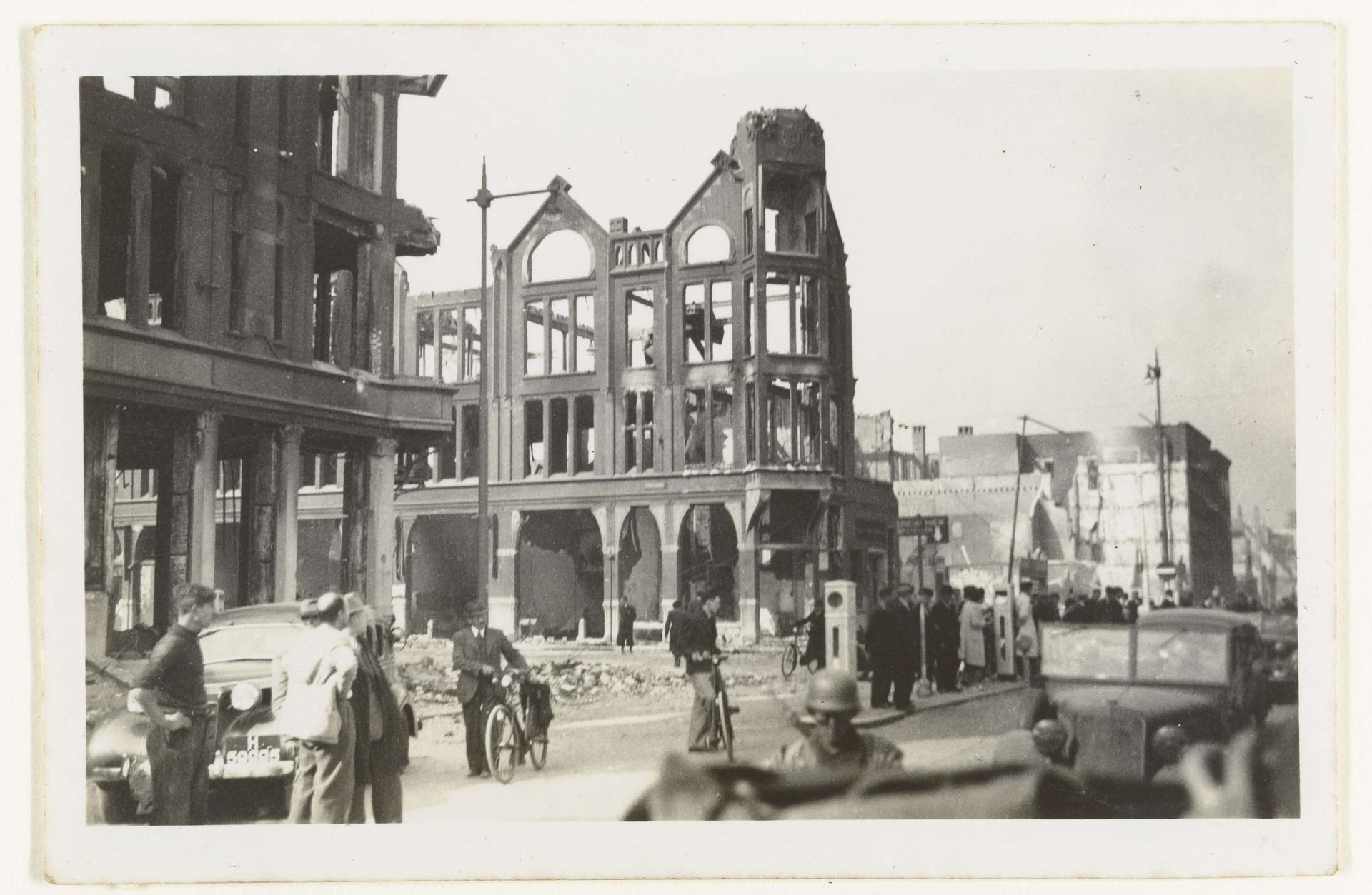 Gezicht op de hoek Rederijstraat Boompjes met uitgebrande huizen by Anonymous
