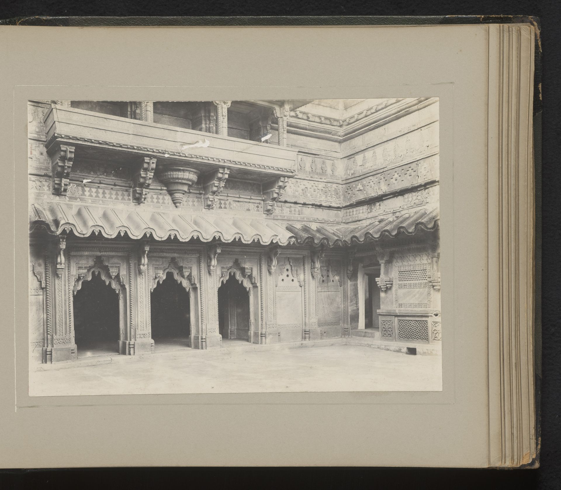 Binnenplaats van het paleis van Raja Mansingh by K.H. Mawal