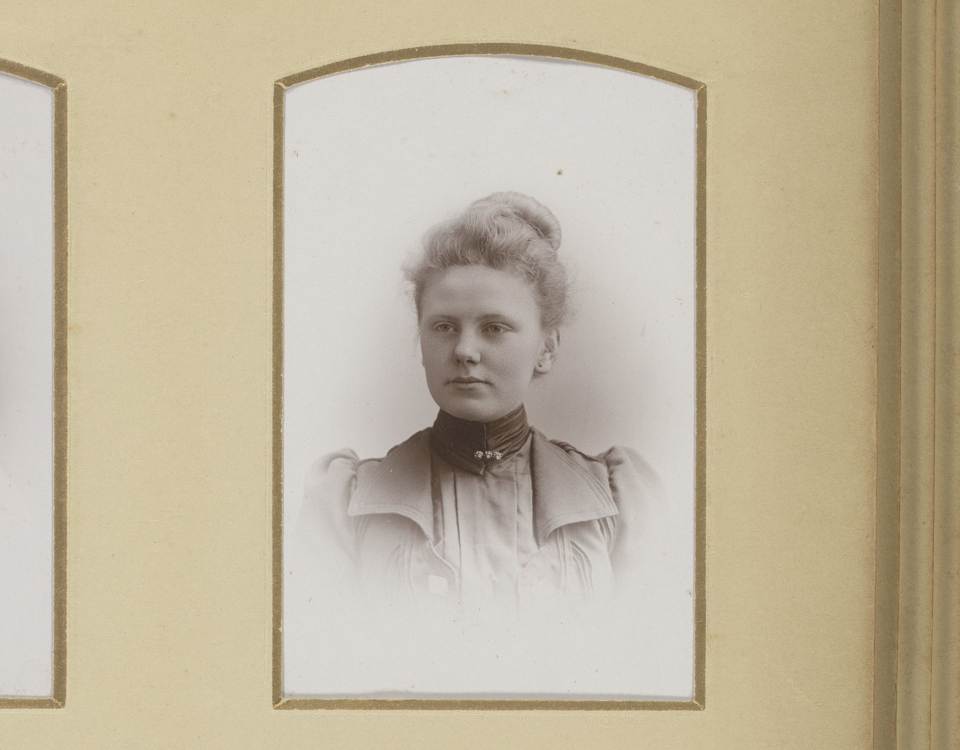 Portret van een jonge vrouw by Machiel Hendricus Laddé