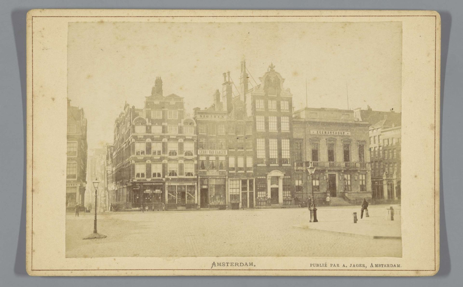 Gezicht op de Dam met de sigarenwinkel van de Gebroeders van Haagen en het Koninklijk College Zeemanshoop in Amsterdam, met aan de linkerzijde de Beurssteeg by Andries Jager