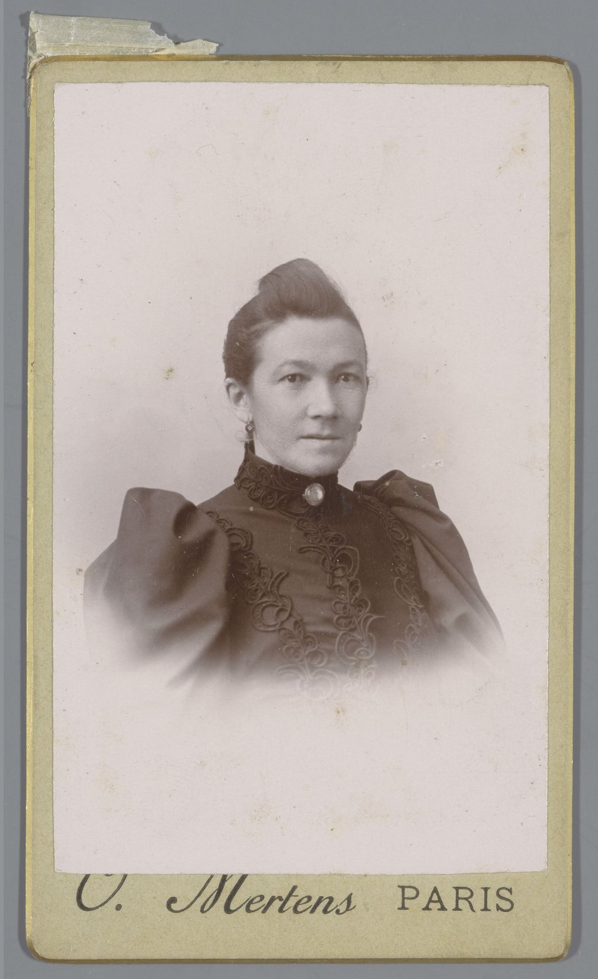Portret van een onbekende vrouw by Otto Mertens