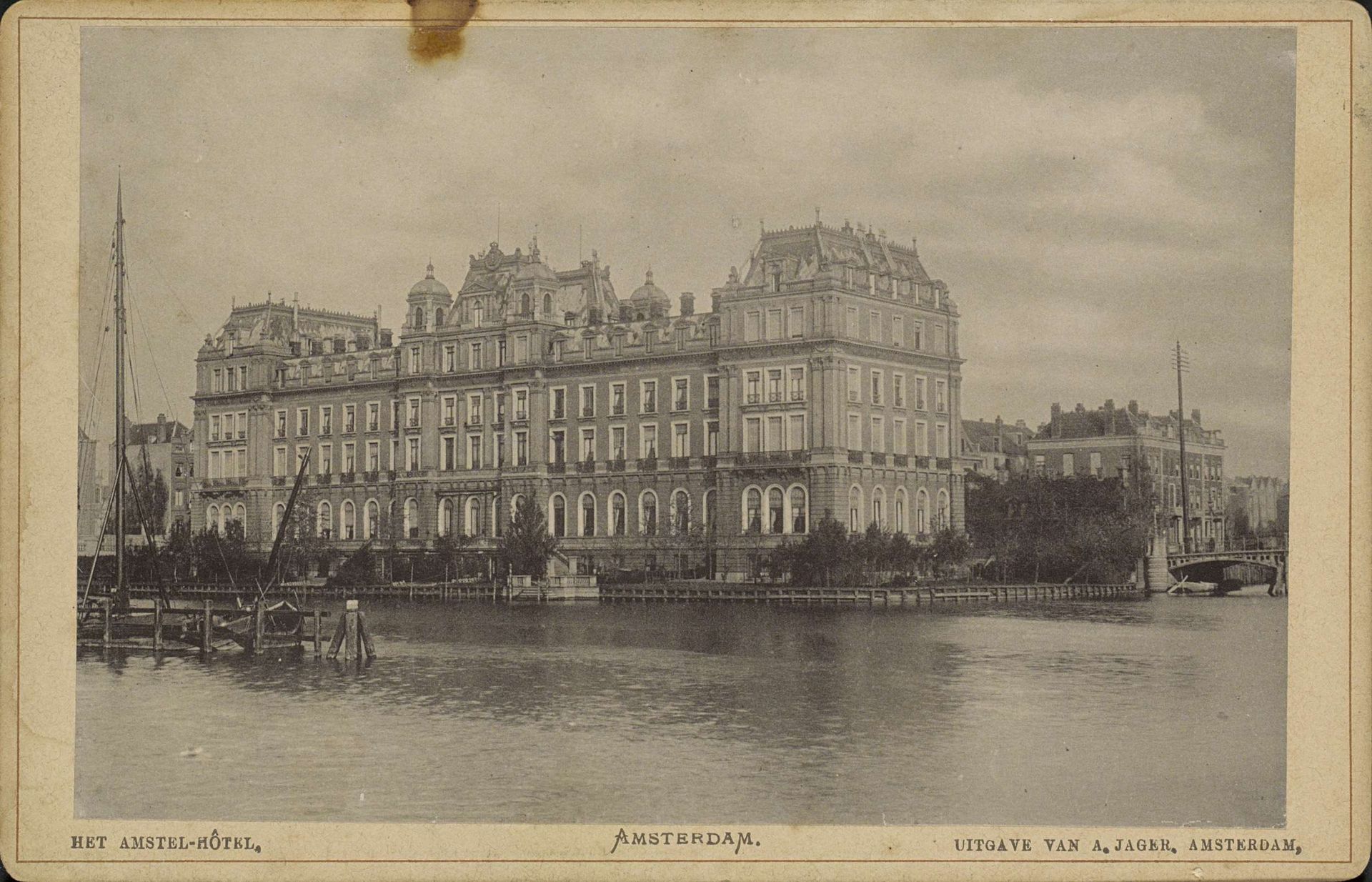Gezicht op het Amstel Hotel, Amsterdam by Andries Jager