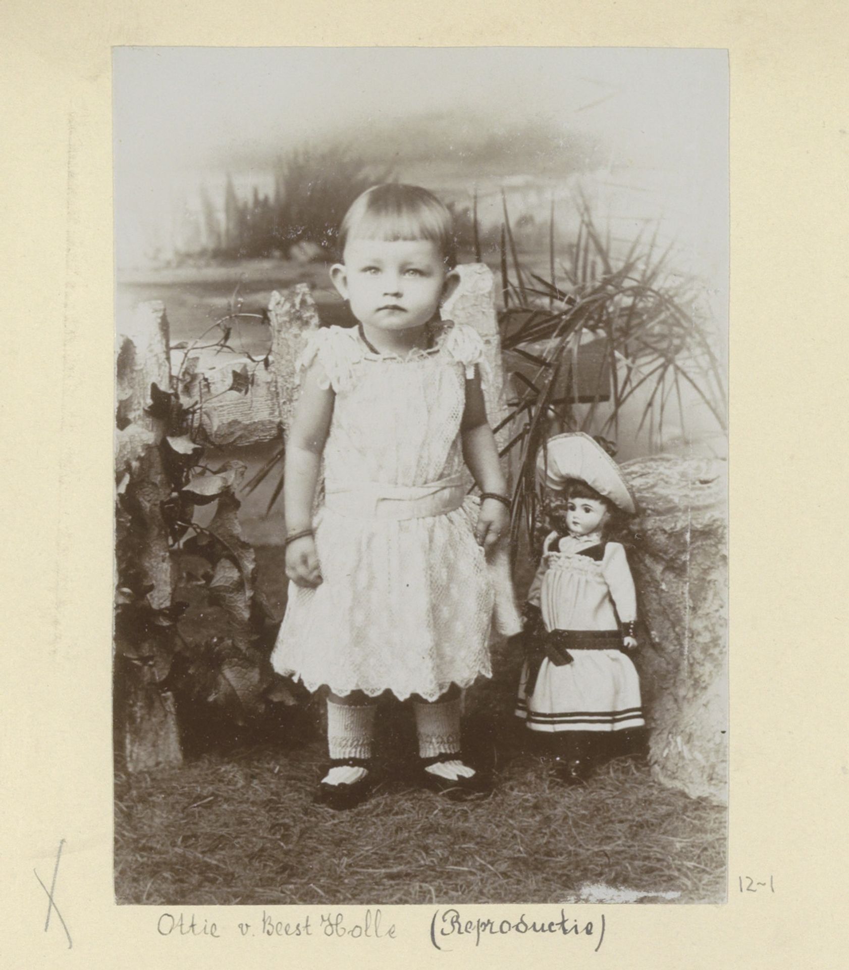 Fotoreproductie van een gefotografeerd portret van Ottie Holle by Hendrik Herman van den Berg