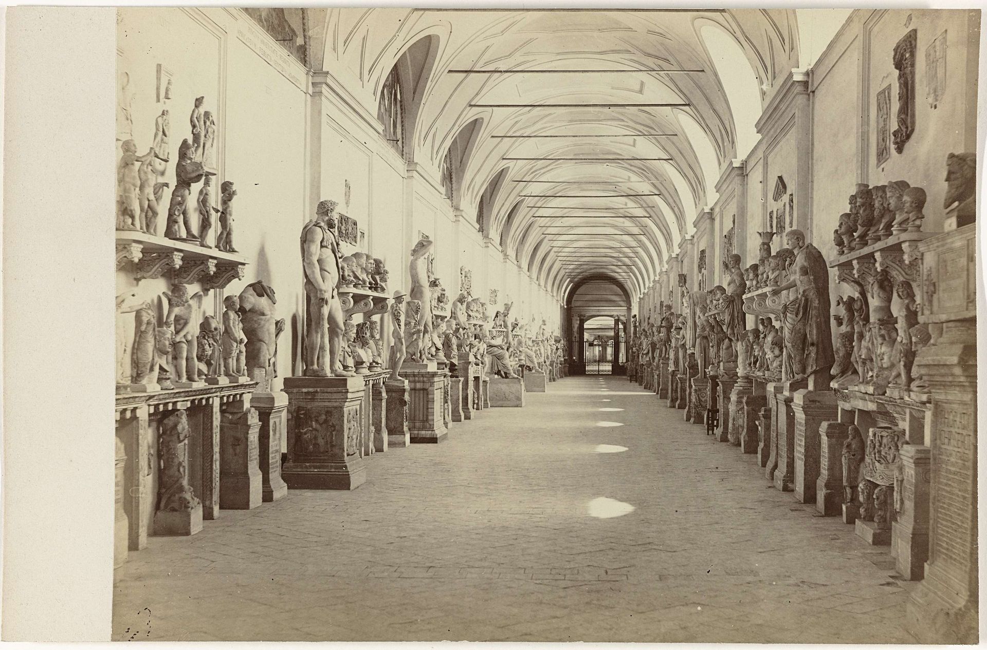 Gezicht in de beeldengalerij van een kerk of museum in Bologna by R. Peli
