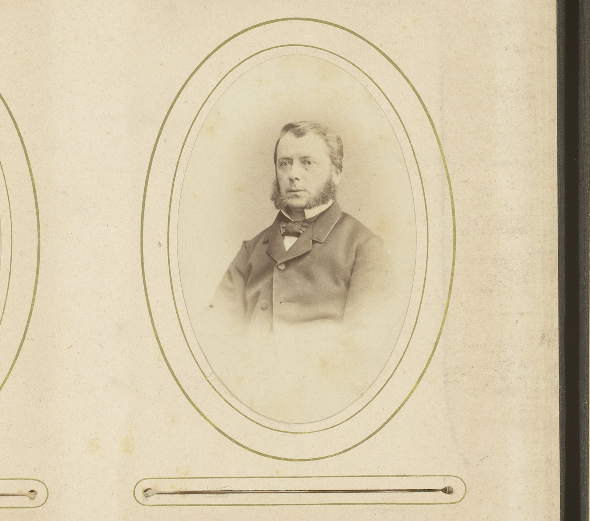Portret van een zittende man met bakkebaarden by Hermanus Philippus Jacobus Schuiten