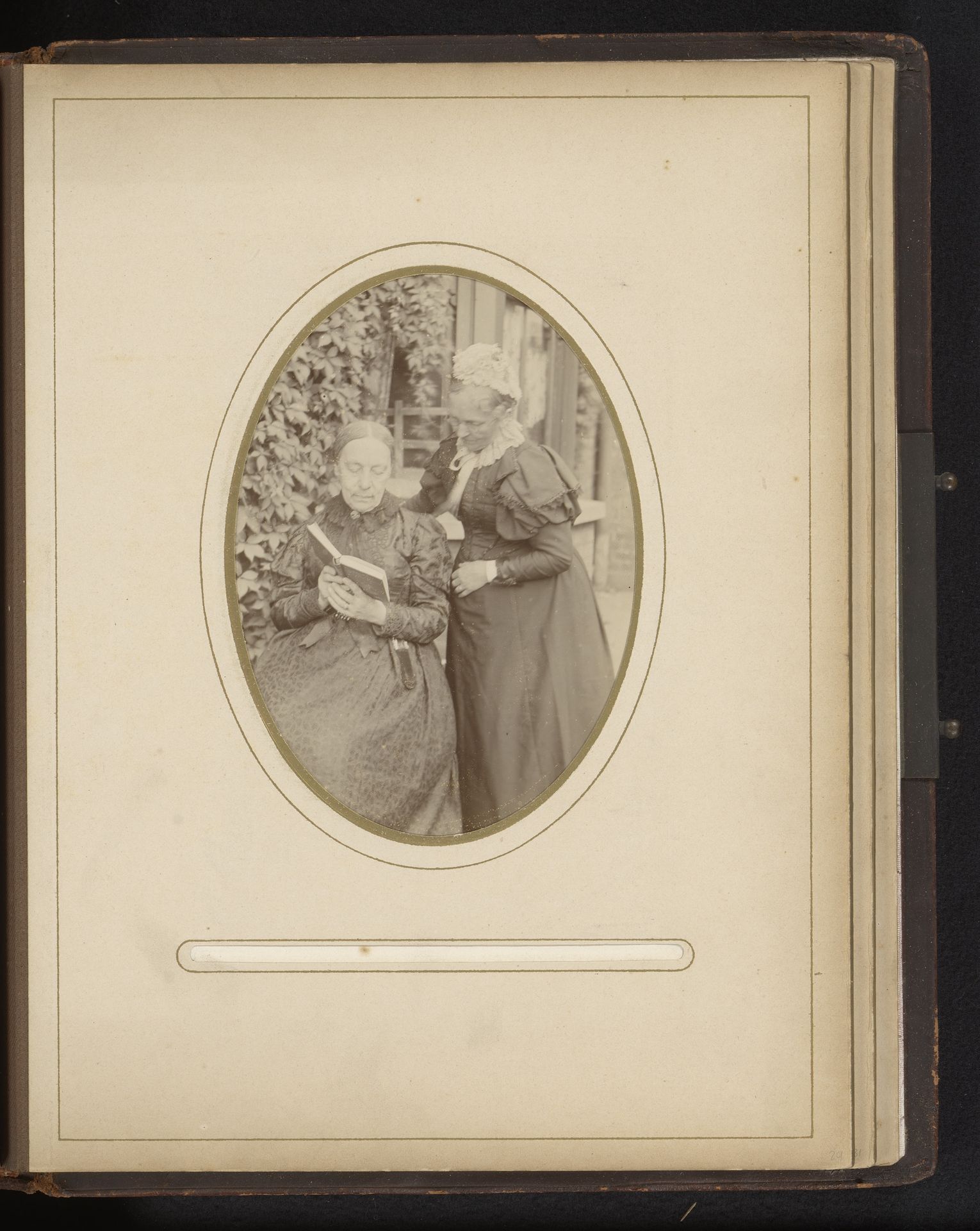 Portret van twee vrouwen met een boek by W.W. Winter