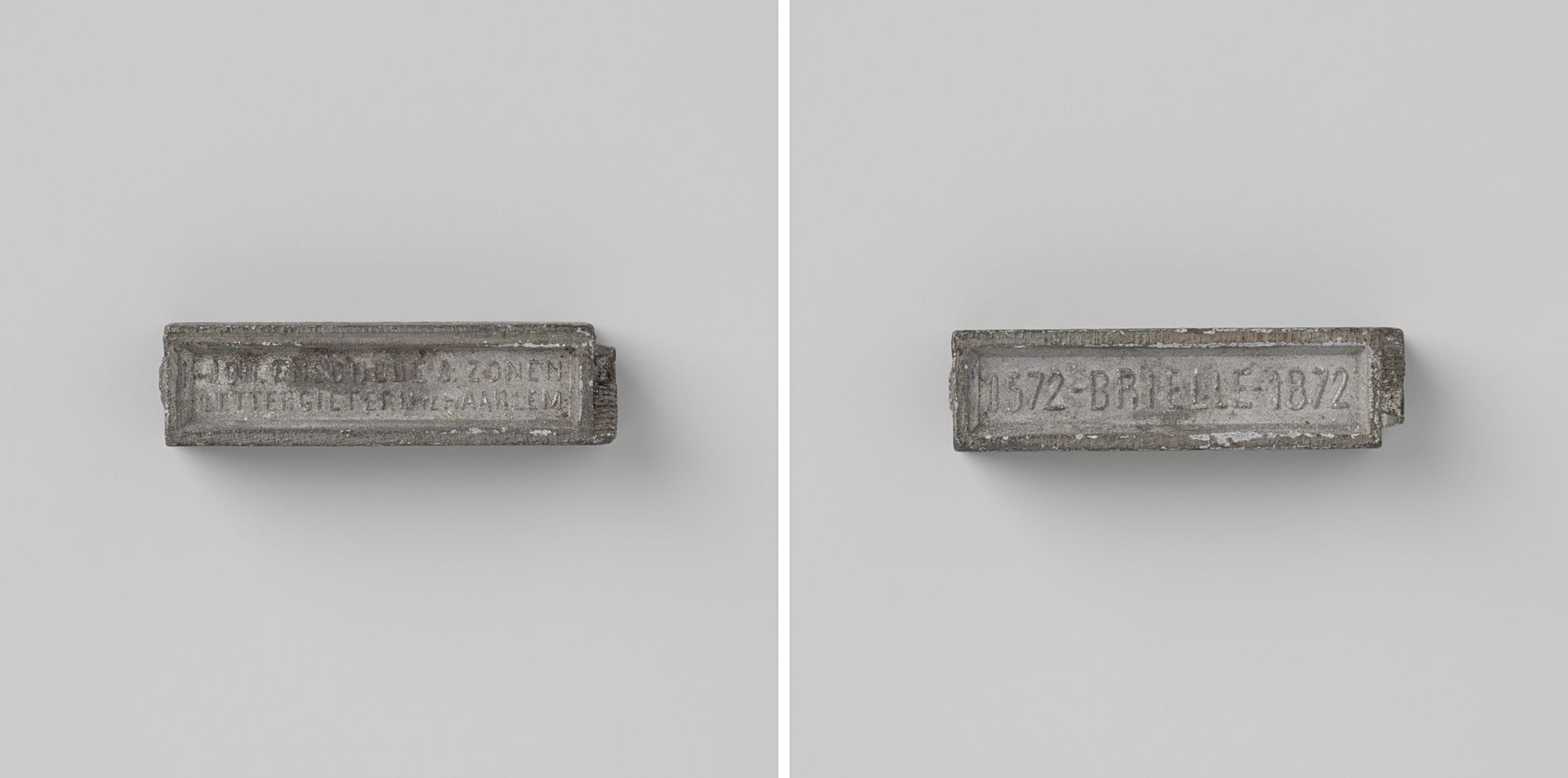 Penning in de vorm van een letterblokje op de driehonderdjarige herdenking van de inname van Den Briel door de watergeuzen 1872 by Johan Enschedé & Zn.