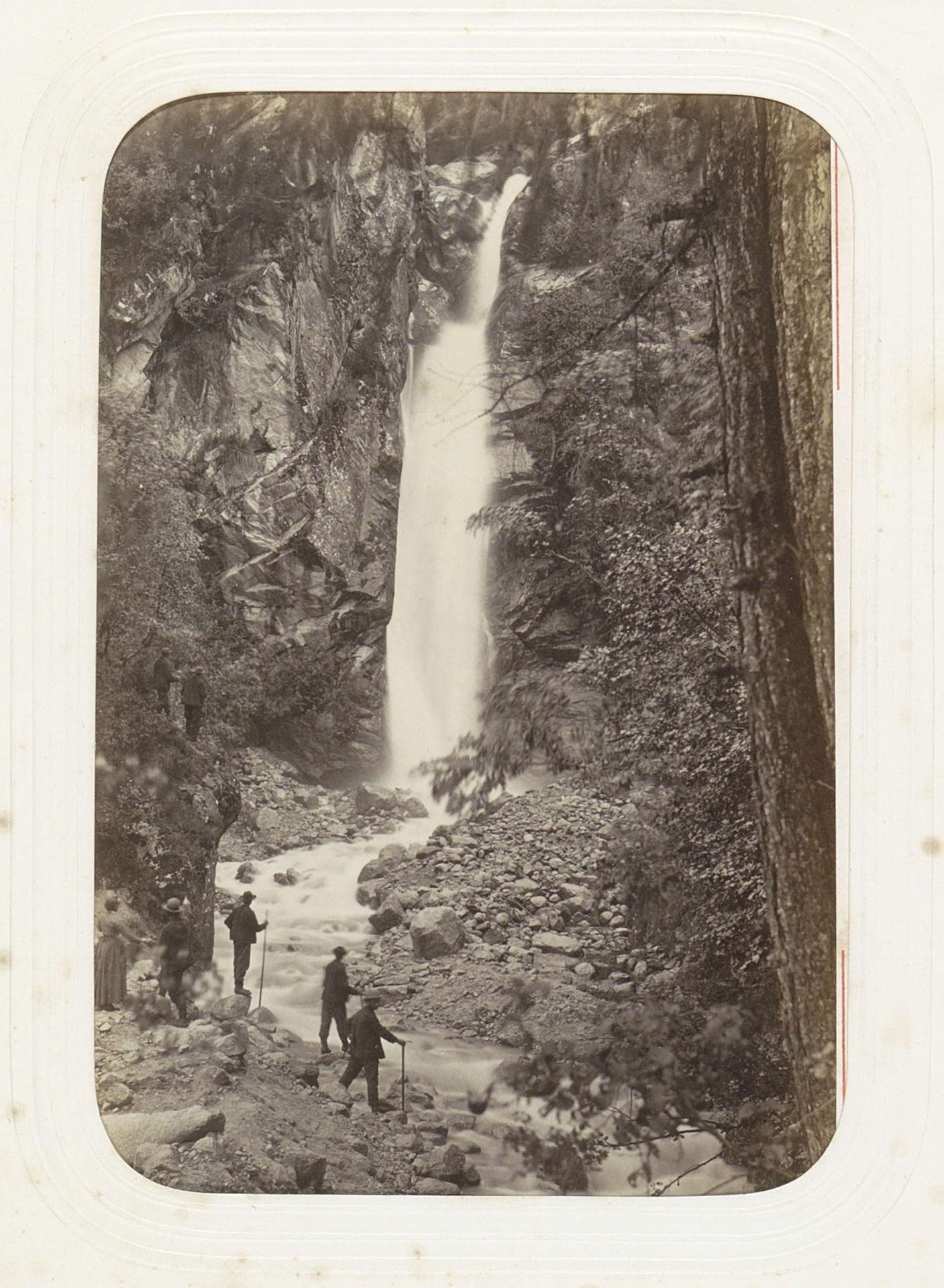 Wandelaars bij de Cascade du Dard bij Chamonix by Auguste Garcin