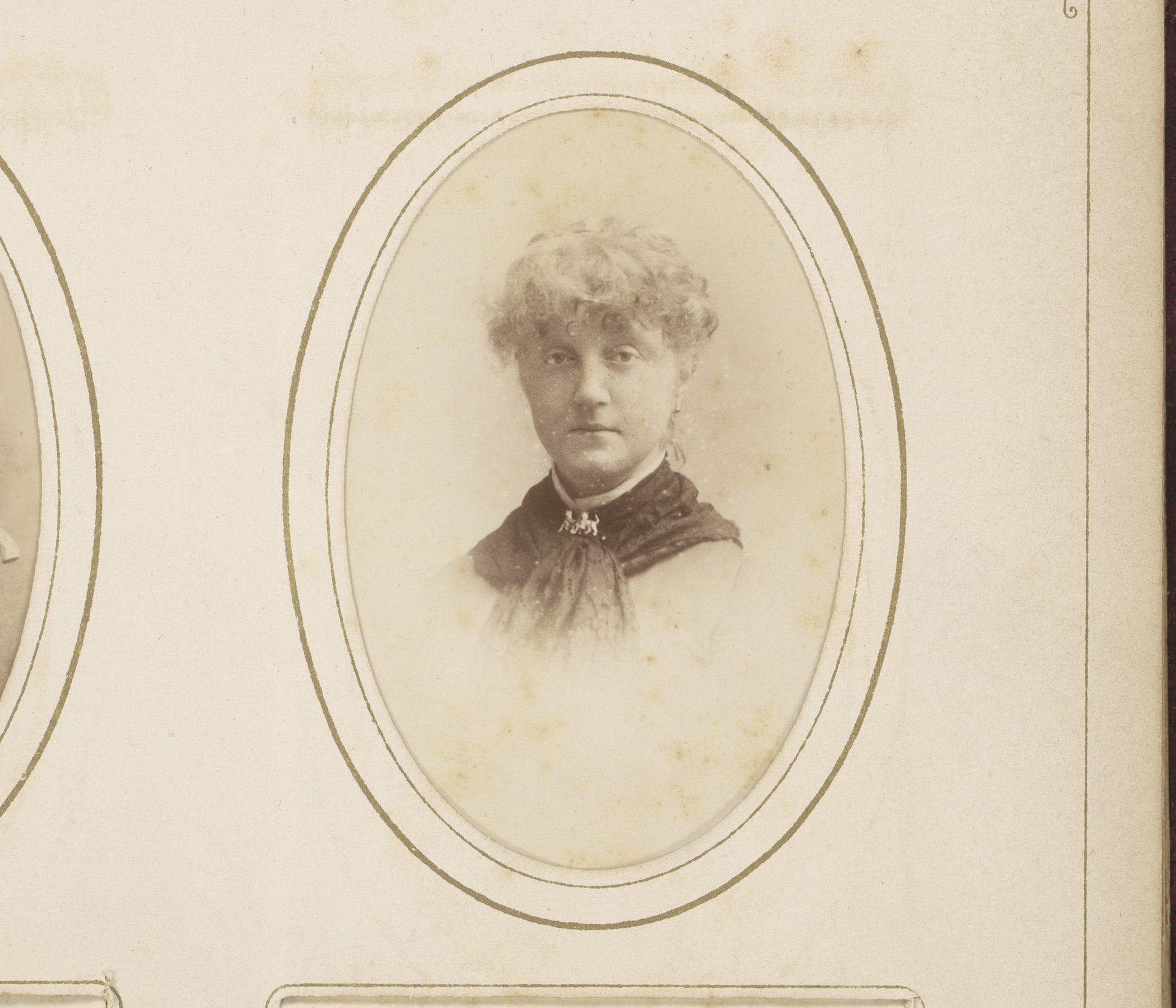 Portret van een vrouw met halssieraad by Richard Kameke