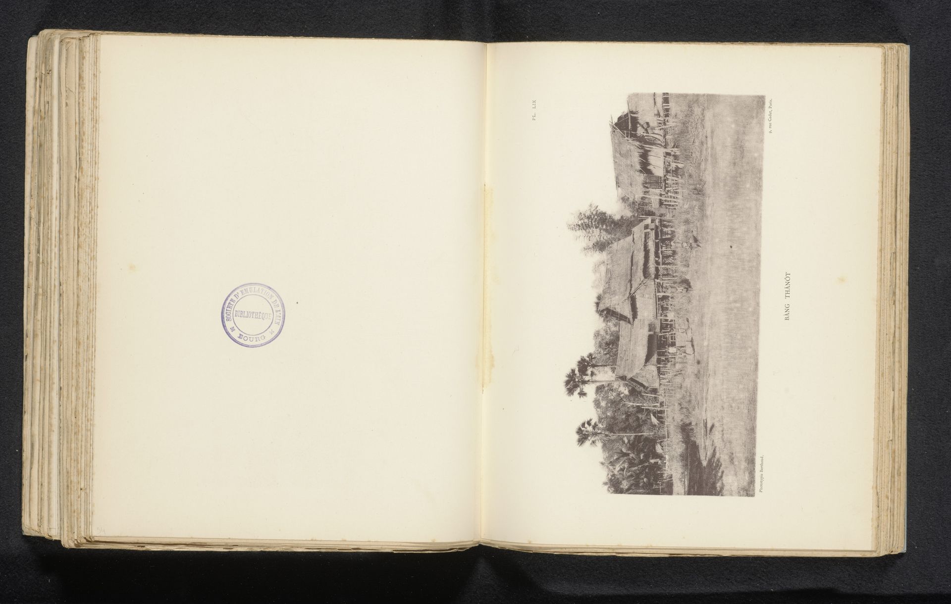 Onbekende personen voor huizen op palen by Michel Berthaud