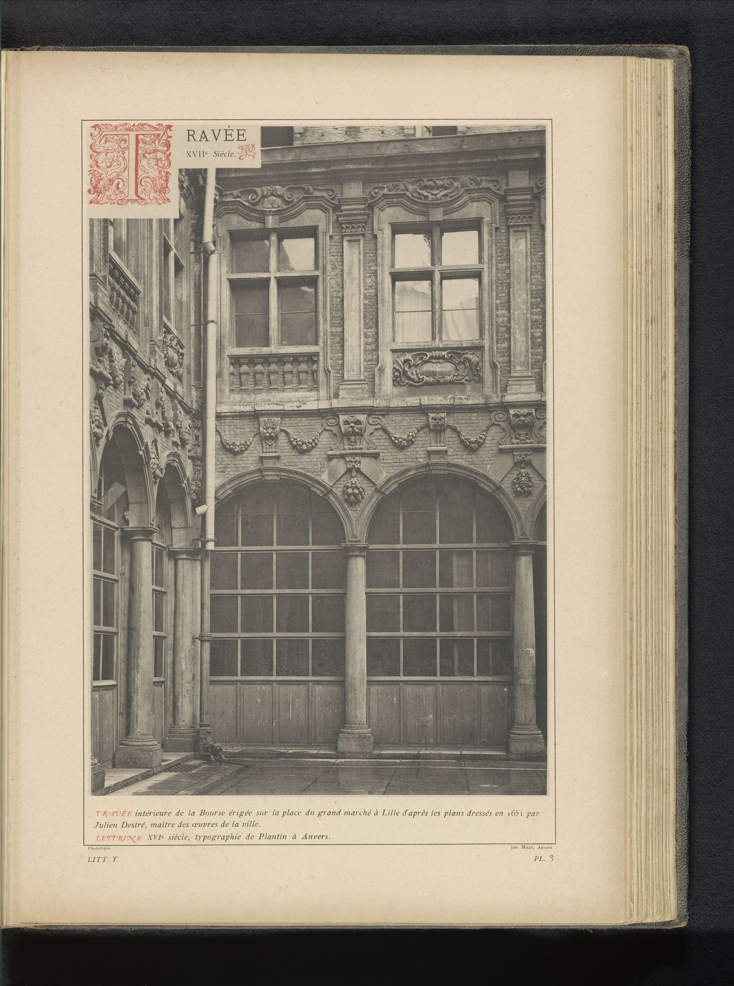 Travee bij de Vieille Bourse te Lille by Anonymous