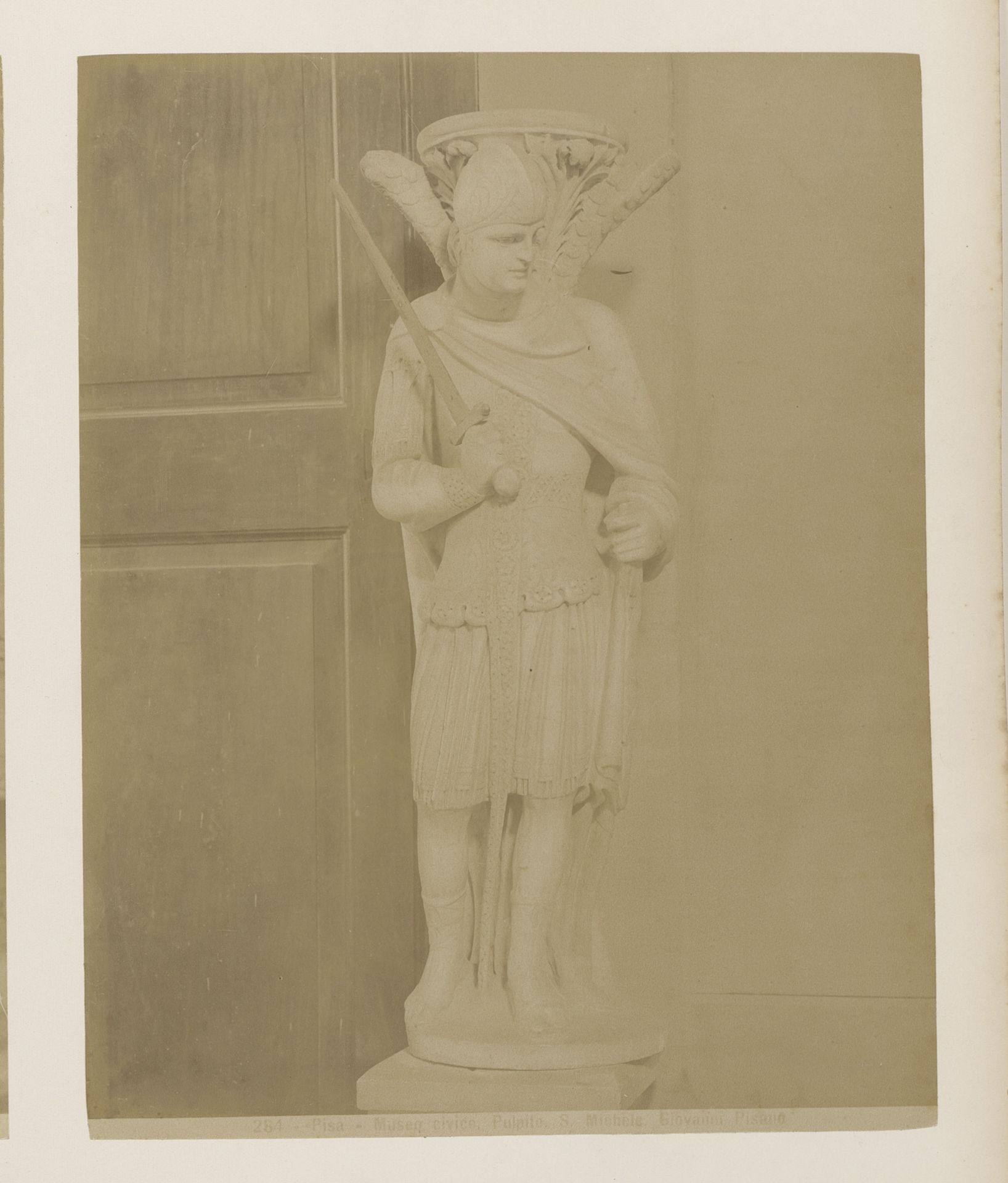Standbeeld van de aartsengel Michaël door Giovanni Pisano in het Museo civico in Pisa, Italië by Giacomo Brogi