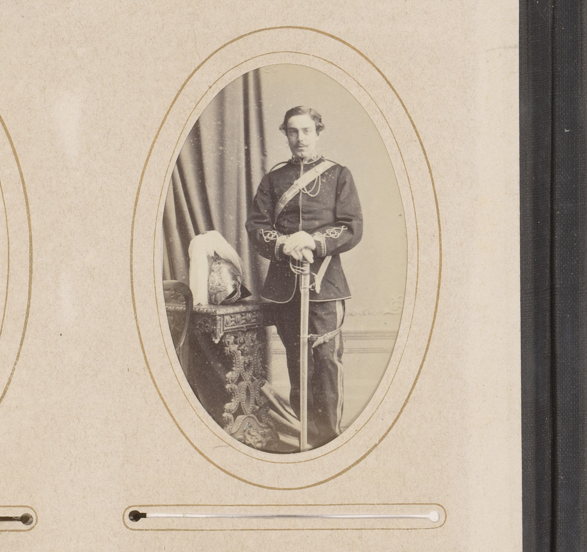 Portret van een man in uniform met helm en zwaard by Sawyer's Italian Studios
