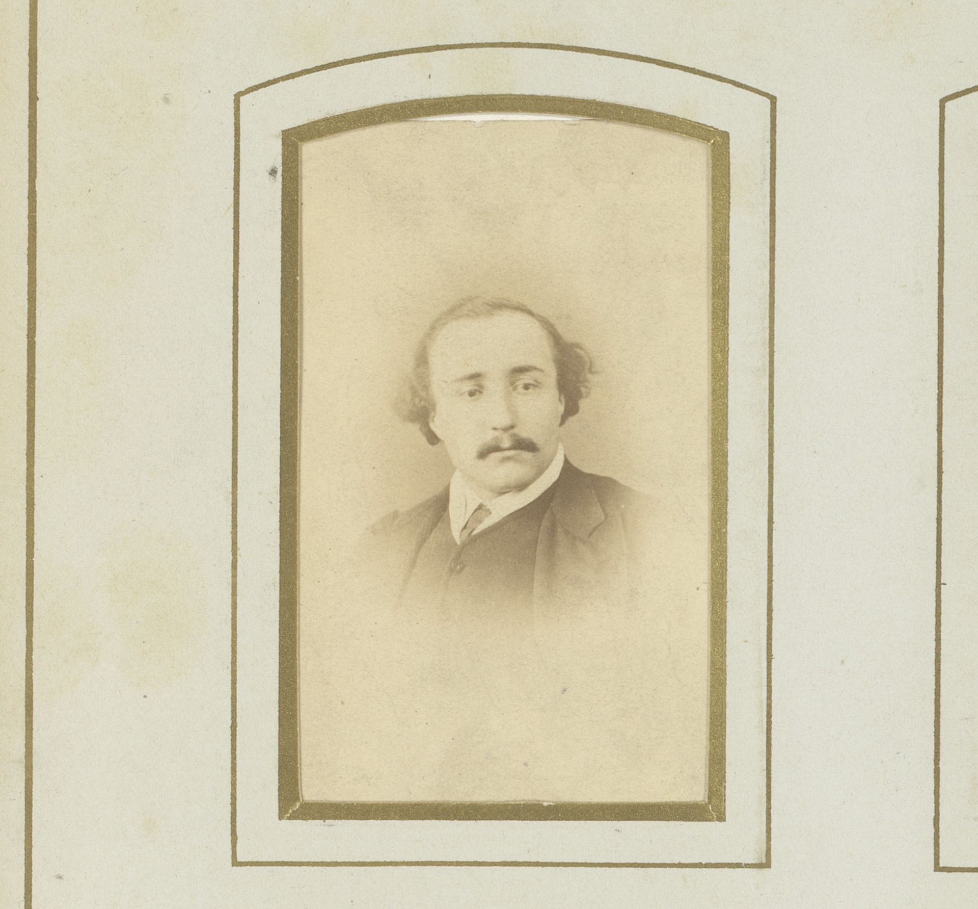 Portret van een vrouw by Photographie des Souvenirs