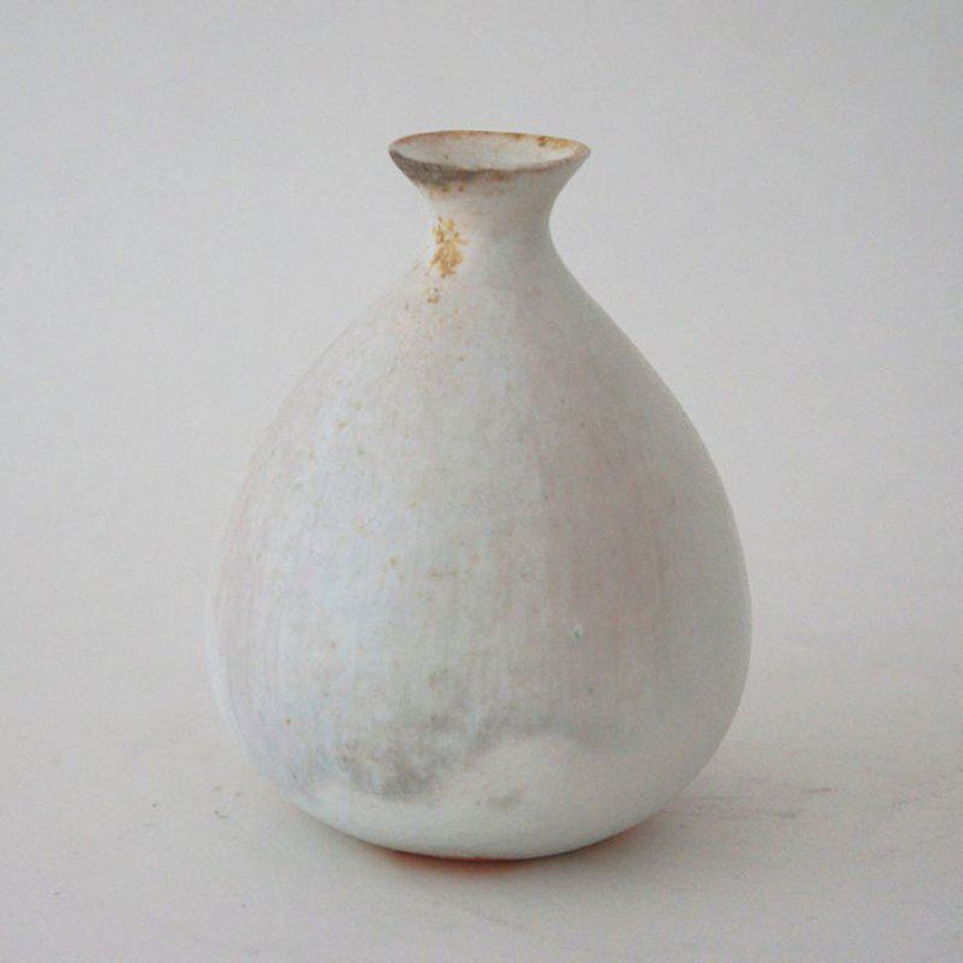 Flask (tokkuri) by Tabuchi Tarō