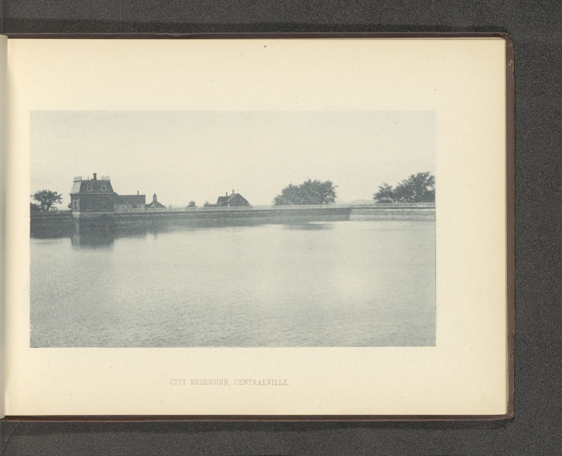 Gezicht op het waterreservoir van Lowell by Anonymous