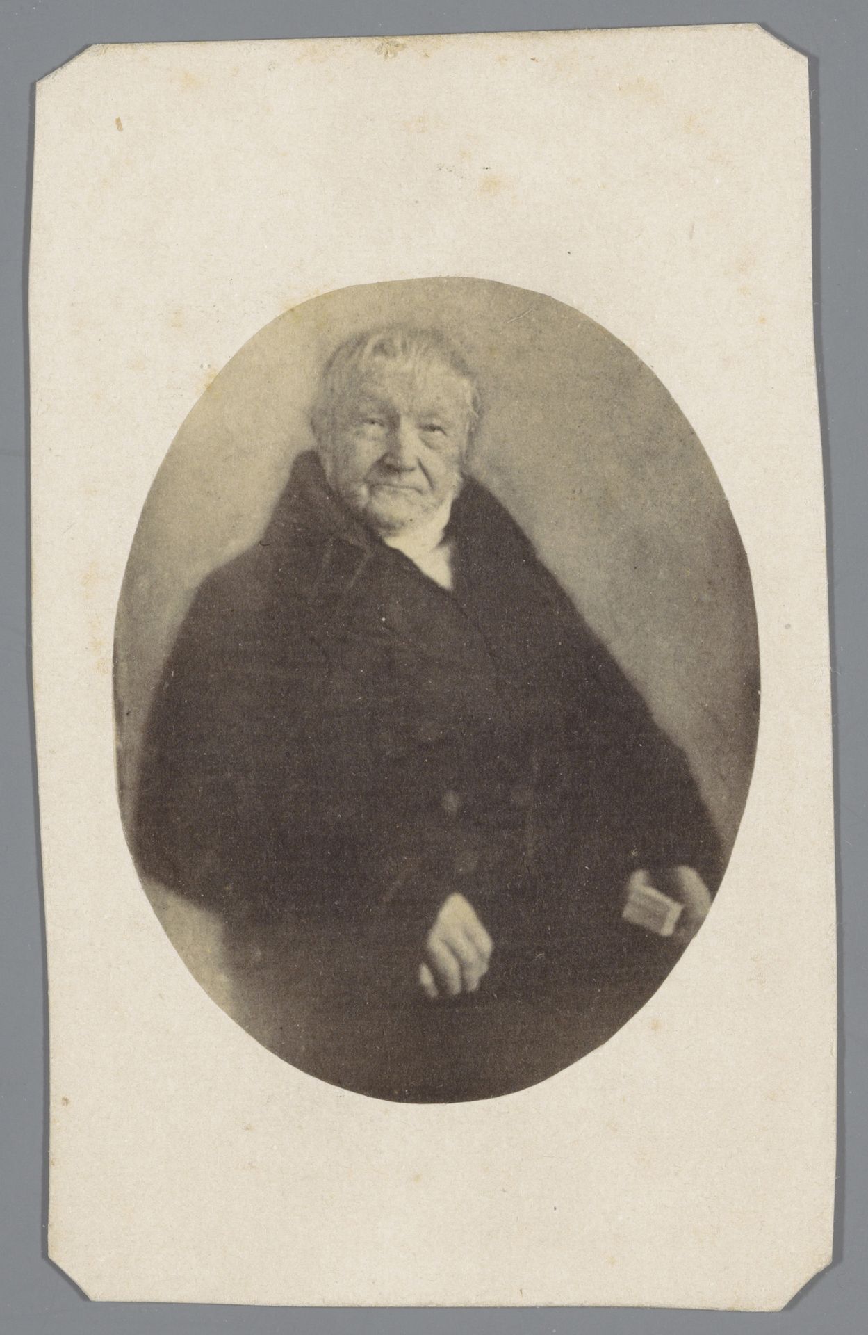 Portret van een onbekende oude man in een jas by Hendrik Hermanus Roelse