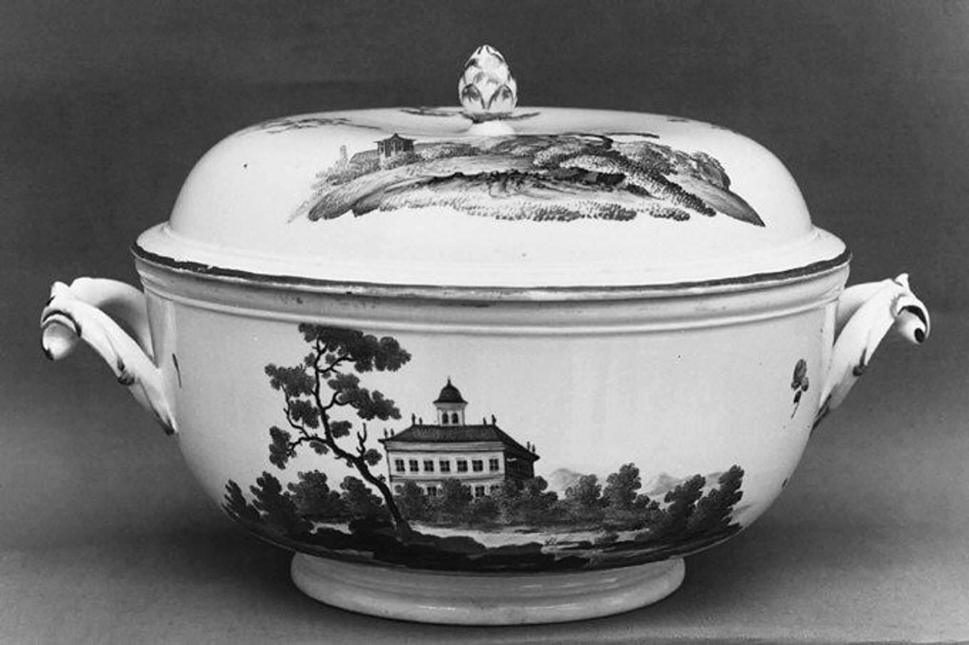 Bouillon bowl with cover by Höchst Manufactory