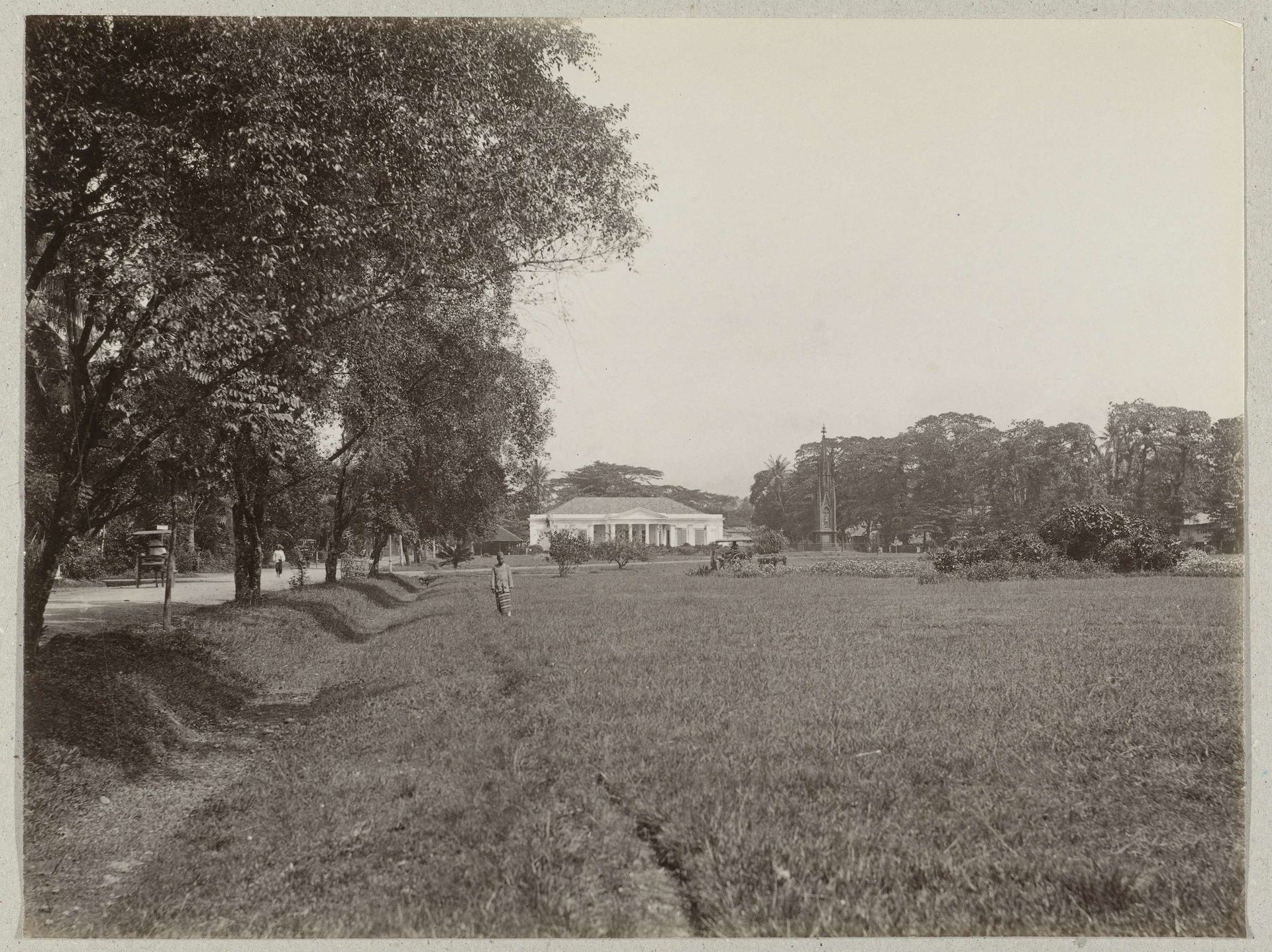 Raadhuis en Michielsmonument aan het Michielsplein in Padang by Christiaan Benjamin Nieuwenhuis