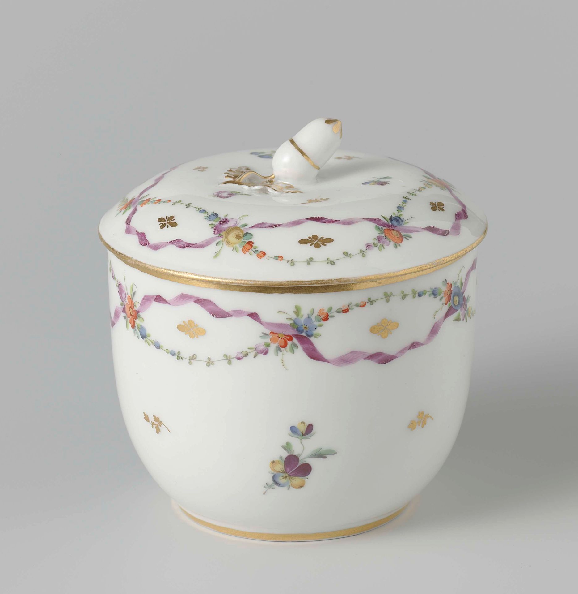 Suikerpot, beschilderd met strooibloemen en gouden lovertjes by Koninklijke Porseleinfabriek Dommer & Co.