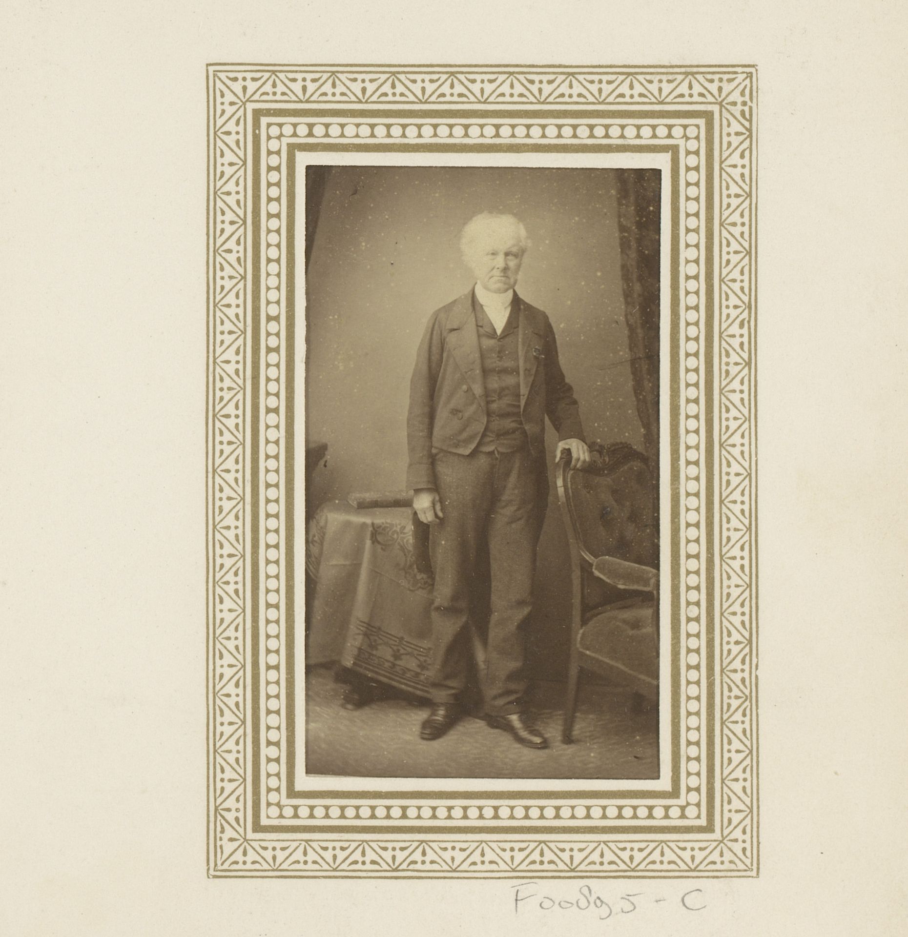Portret van een staande man by The London School of Photography