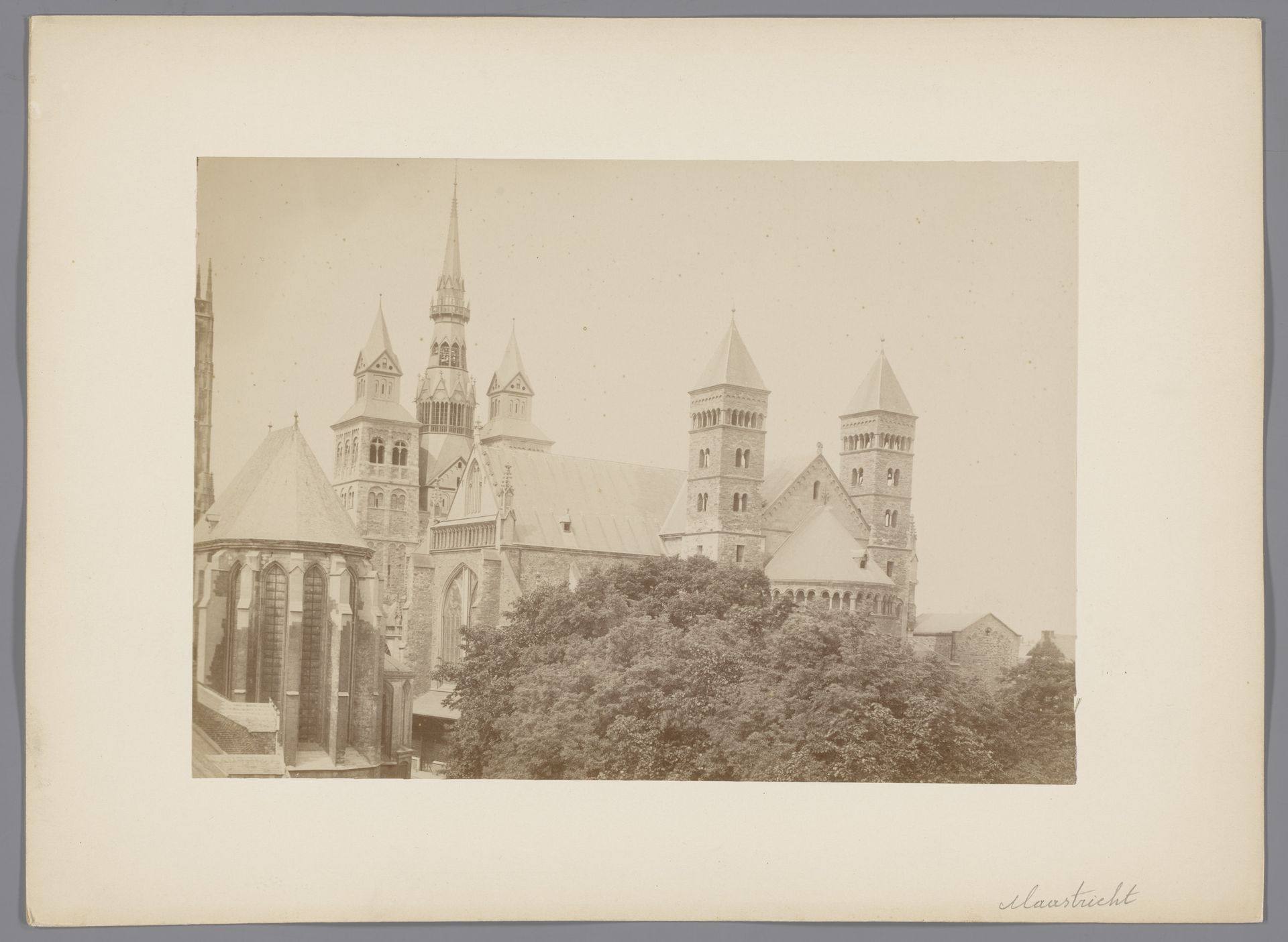 Zuidoostzijde van de Sint-Servaasbasiliek te Maastricht by anoniem (Monumentenzorg)