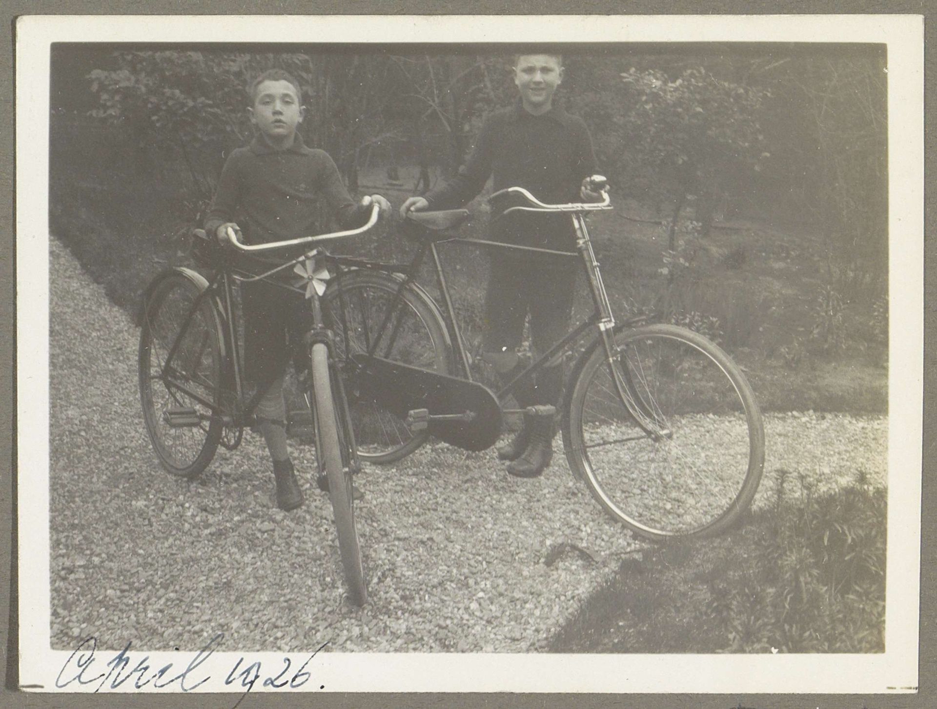 Twee jongens met fietsen, vermoedelijk Hans en Georges Bergsma op Sumatra by Anonymous
