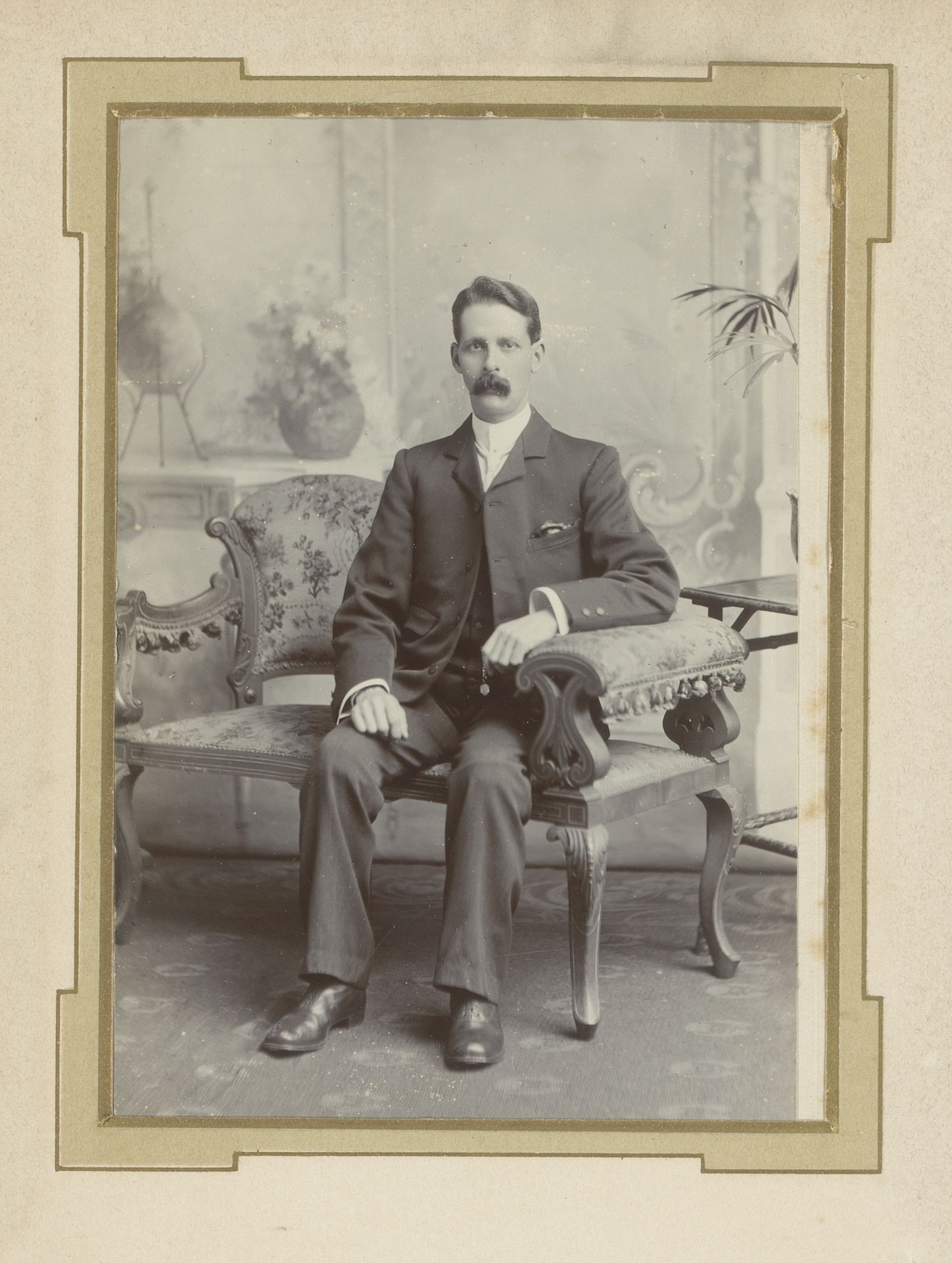 Portret van een man by A. & G. Taylor