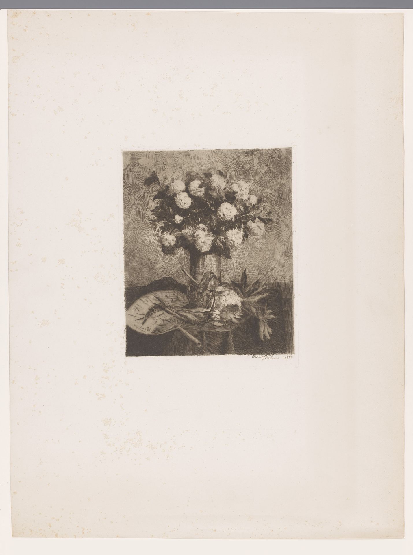 Vaas met bloemen en een waaier by Fritz Hanno