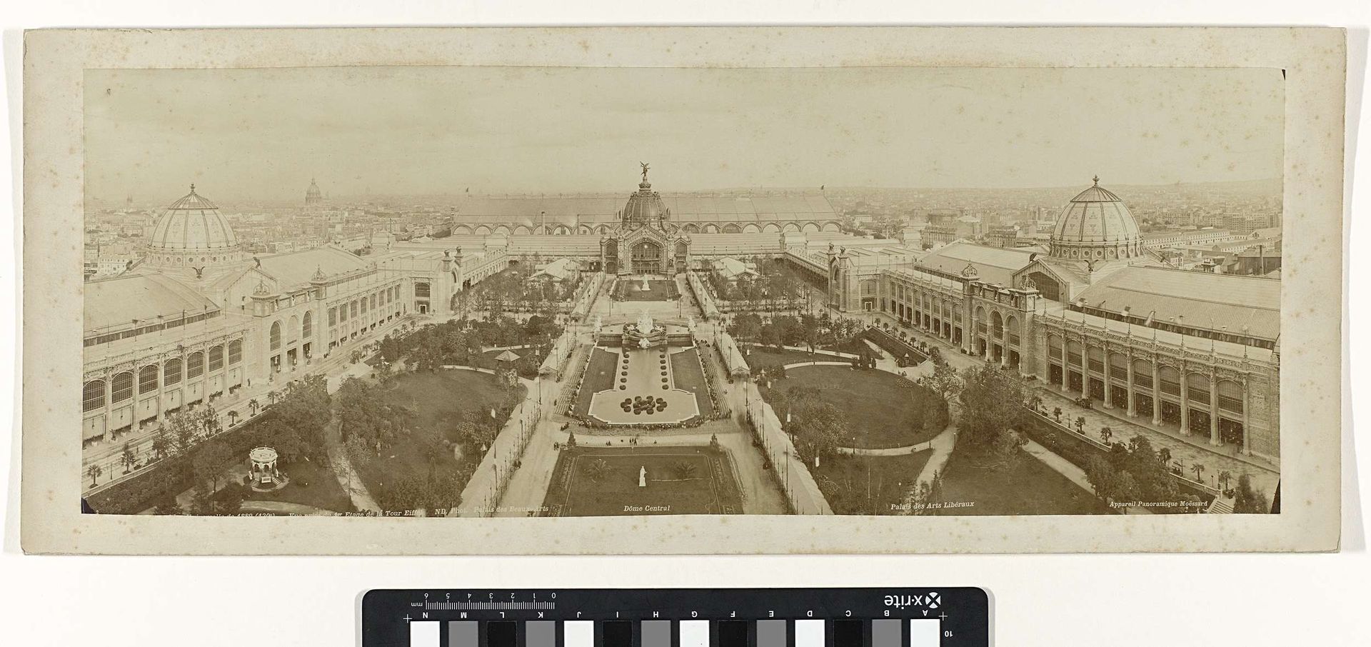 Gezicht op de Champ-de-Mars tijdens de Wereldtentoonstelling van 1889, links en rechts het Palais des Beaux-Arts en het Palais des Arts libéraux, in het midden de Dôme Central by Neurdein Frères