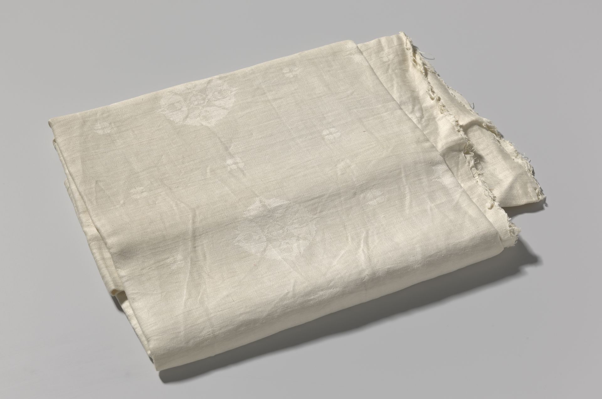 Fragment van een linnen damasten tafellaken met een dessin van hazelaars by Chris Lebeau