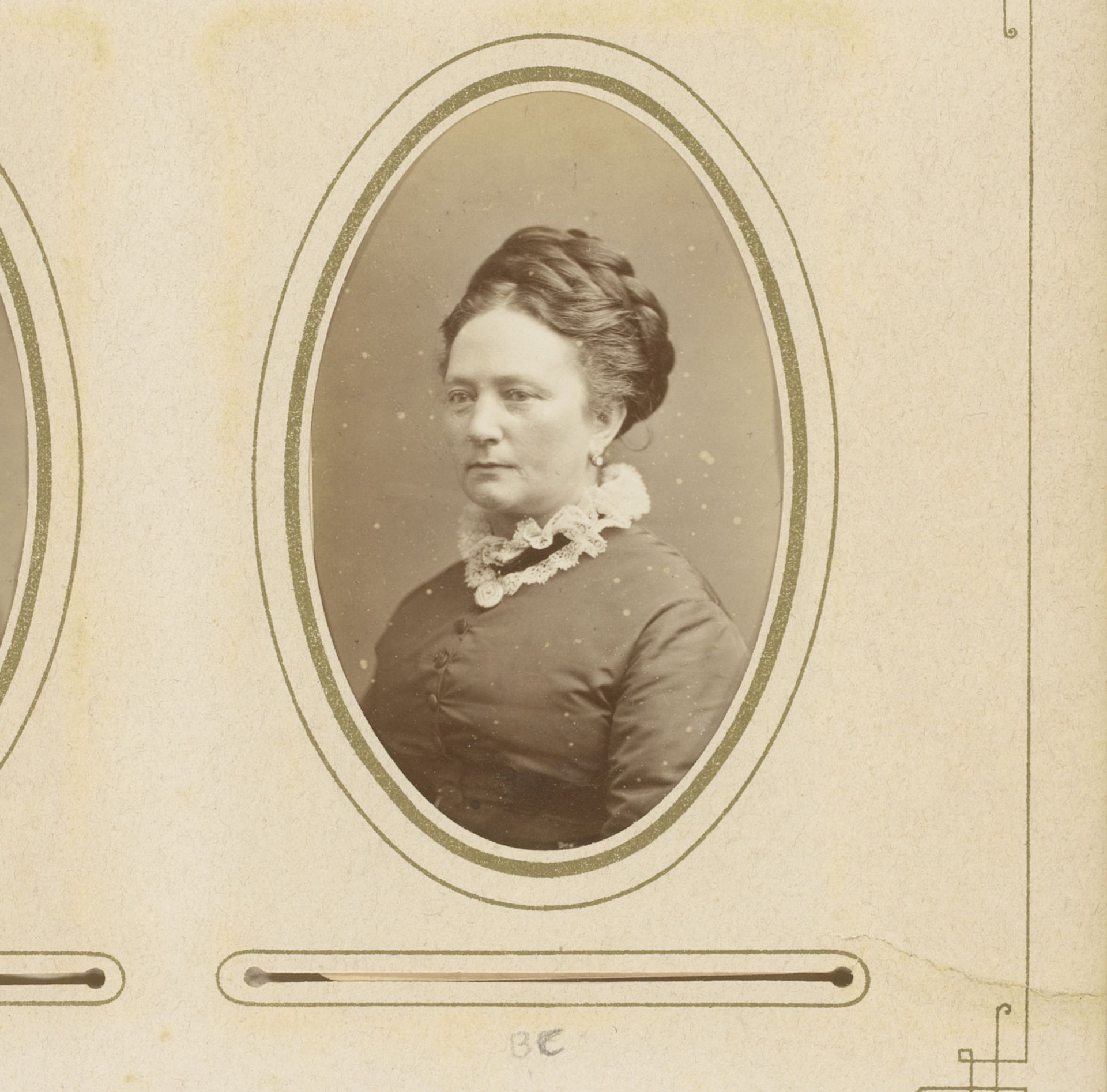 Portret van een vrouw met halsketting met medaillon by Albert Greiner
