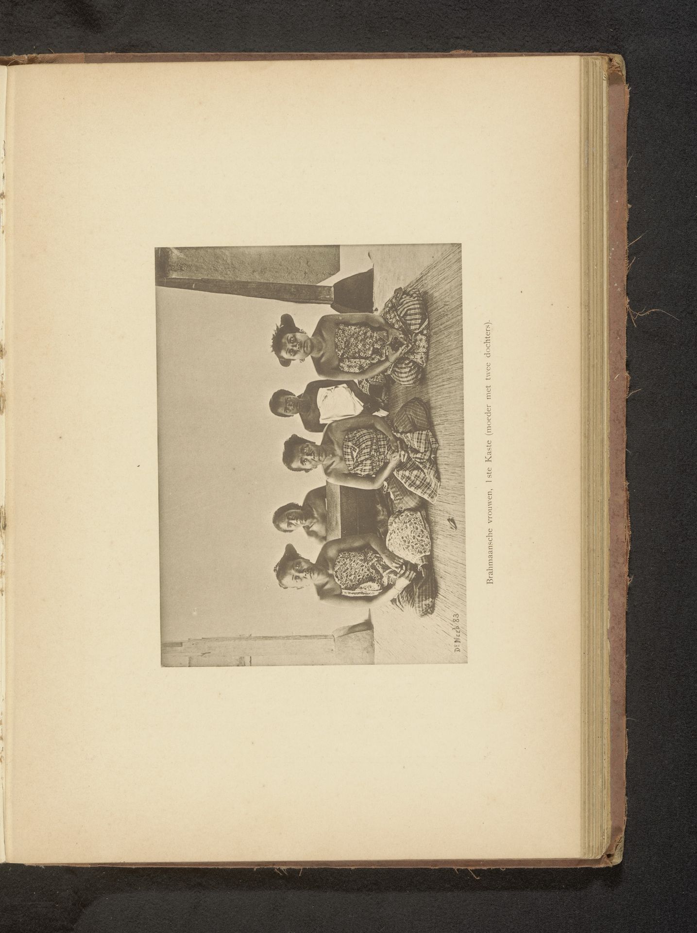Groepsportret van onbekende vrouwen by Christiaan Johan Neeb