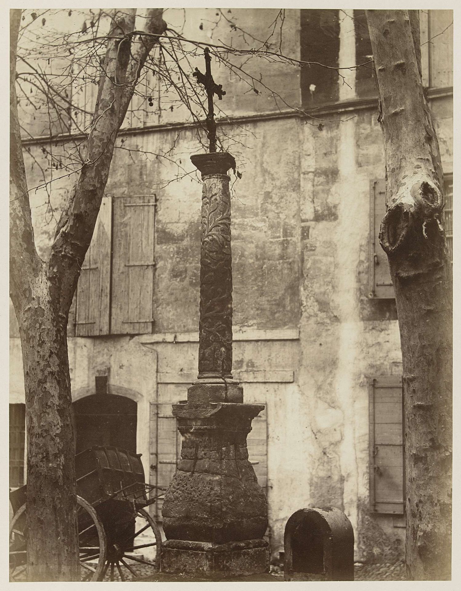 Zuil met kruis op een plein in Arles, Frankrijk by Charles Lenormand