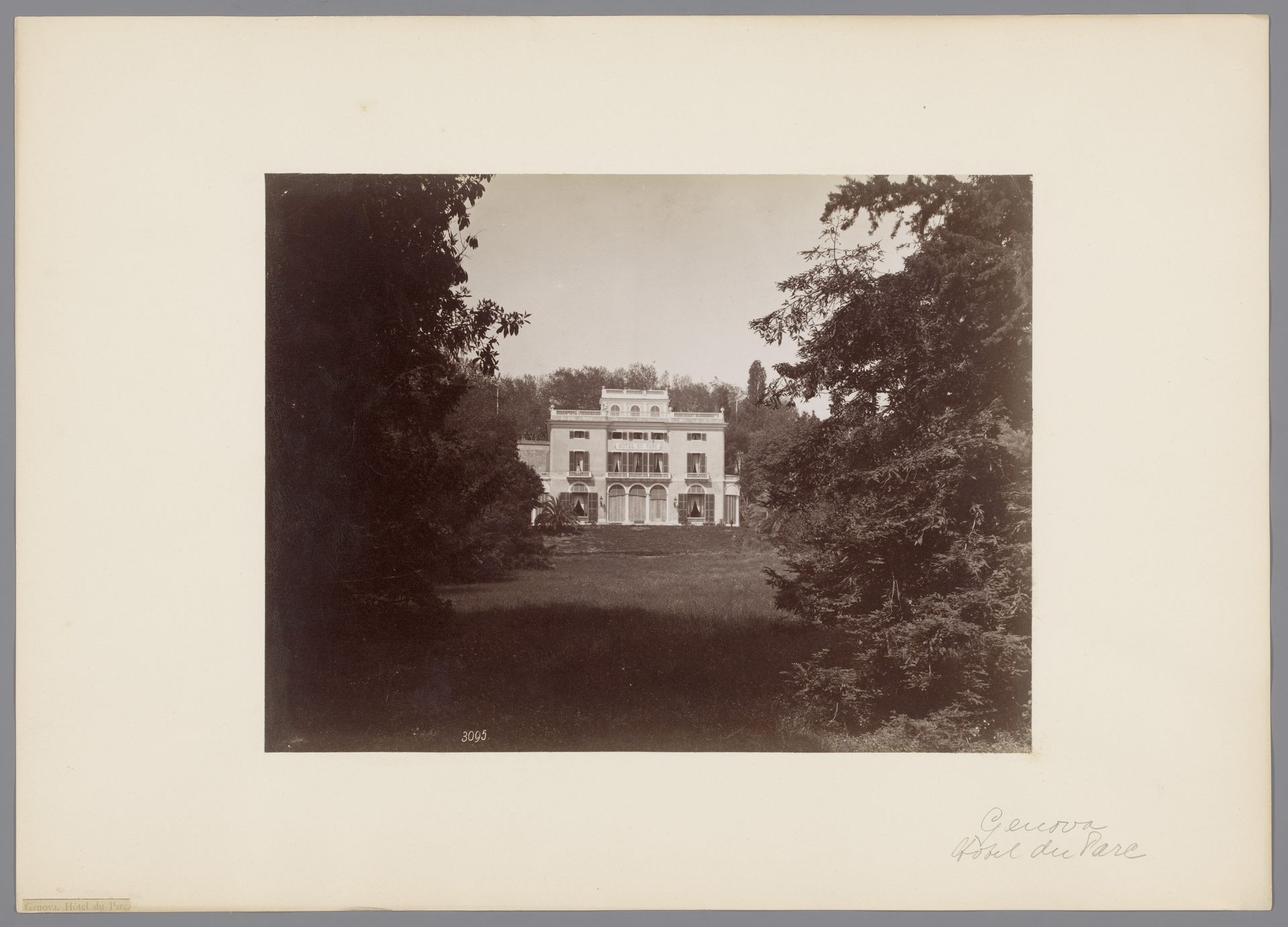 Gezicht op Hotel du Parc te Genua, Italië by Alfredo Noack