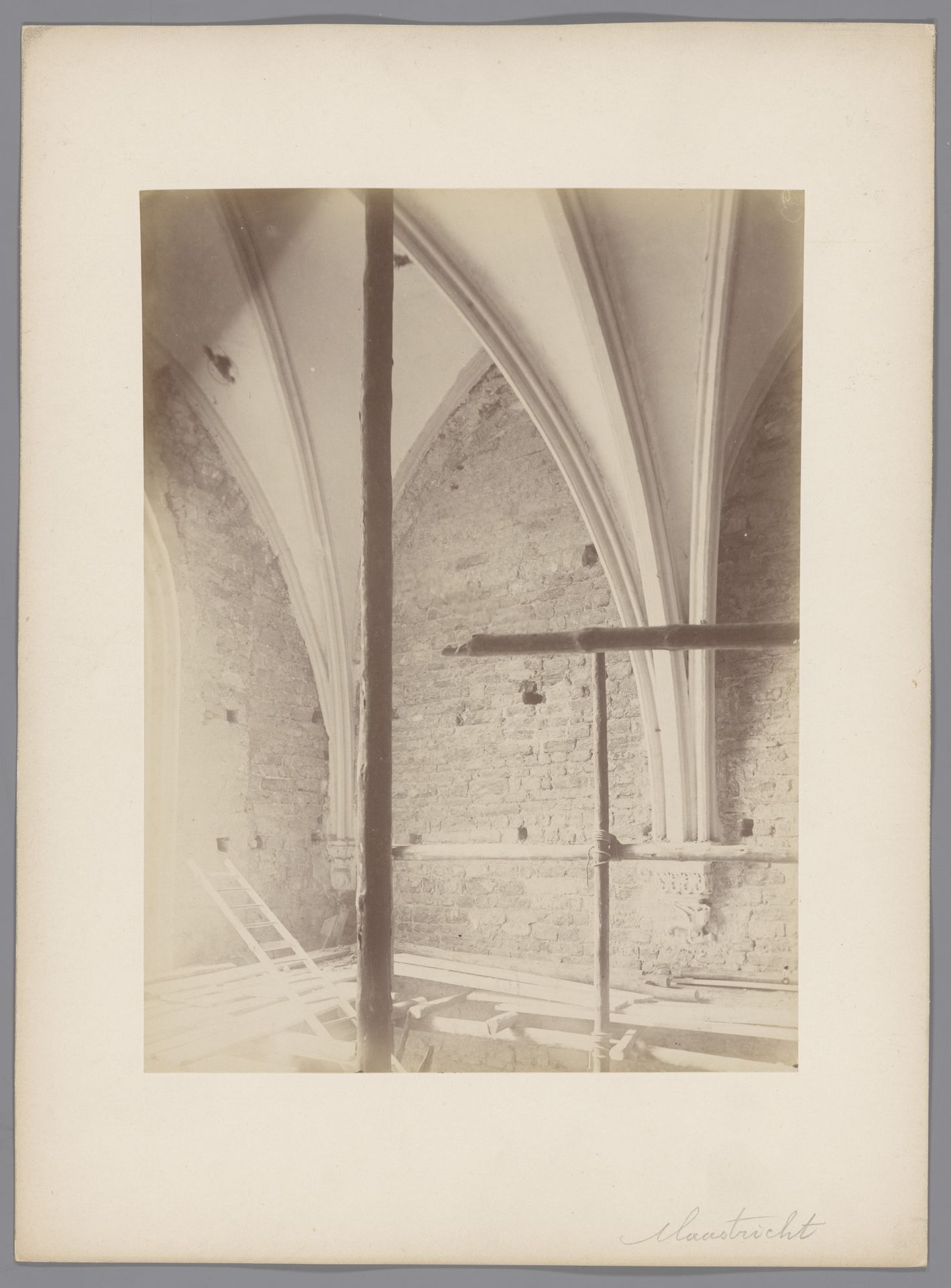 Restauratie van het zuidtransept in de Onze-Lieve-Vrouwebasiliek te Maastricht by anoniem (Monumentenzorg)