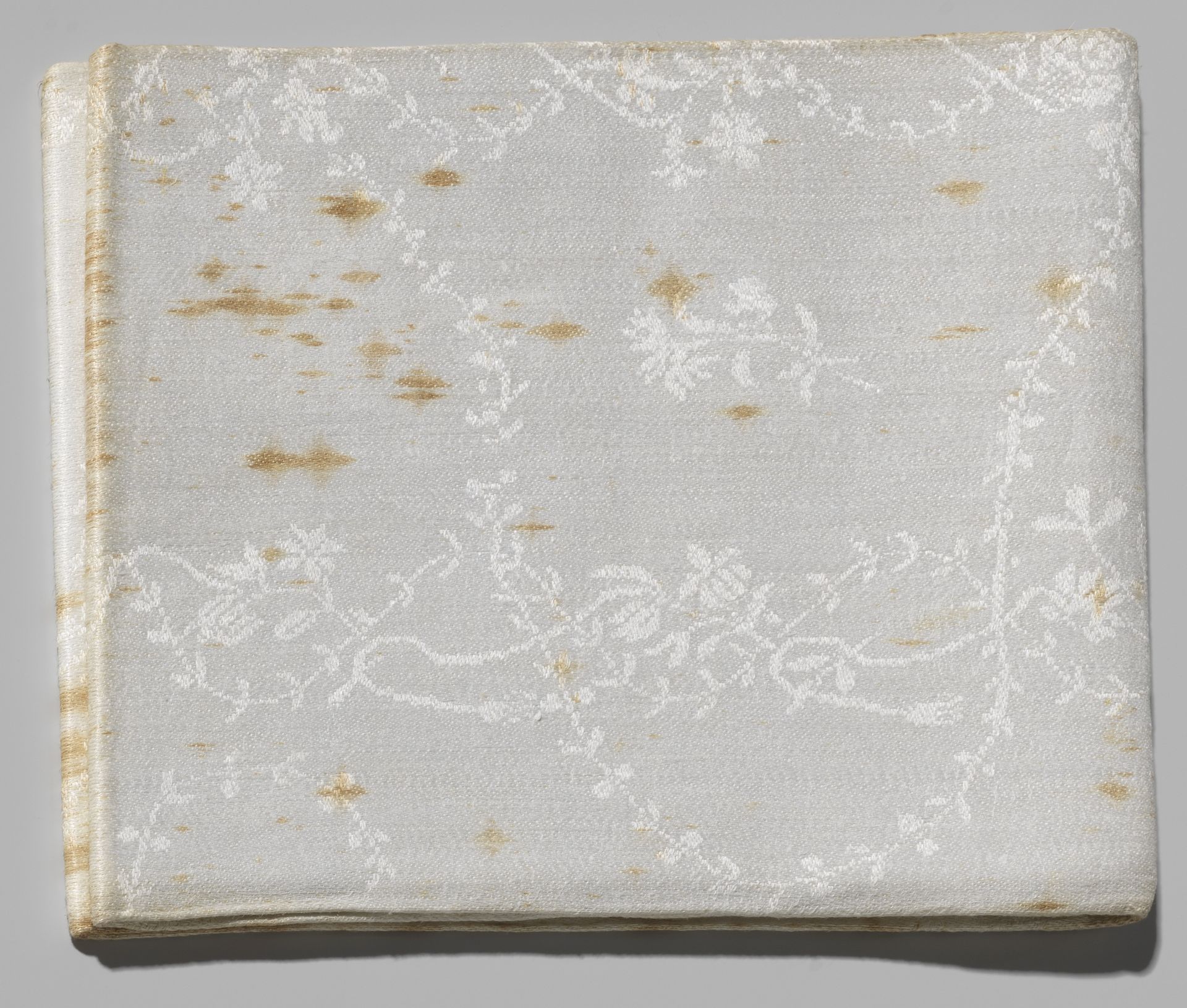 Servet met bloemen en slingers by Anonymous