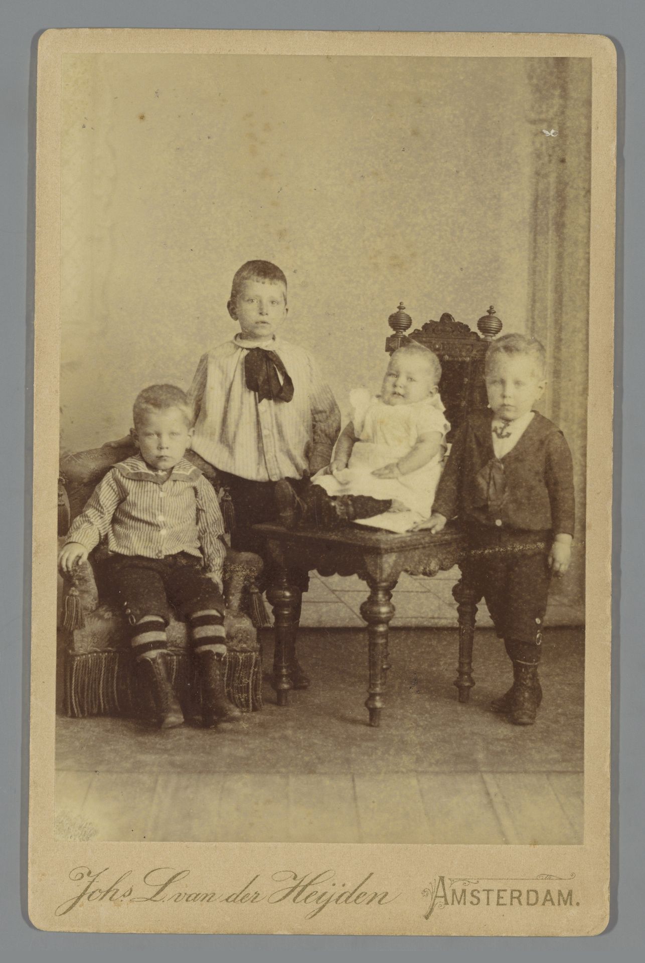 Groepsportret van vier onbekende kinderen by Johannes Leonardus van der Heijden