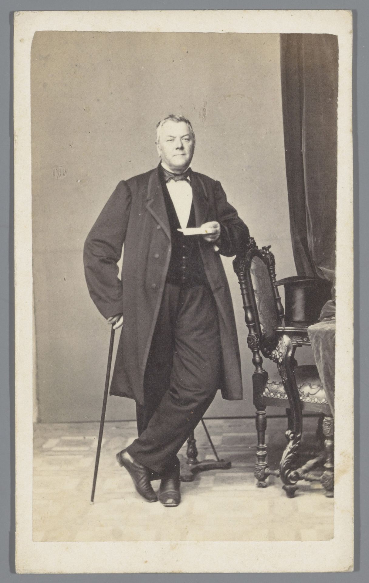 Portret van een onbekende man met wandelstok by Giuseppe Malignani