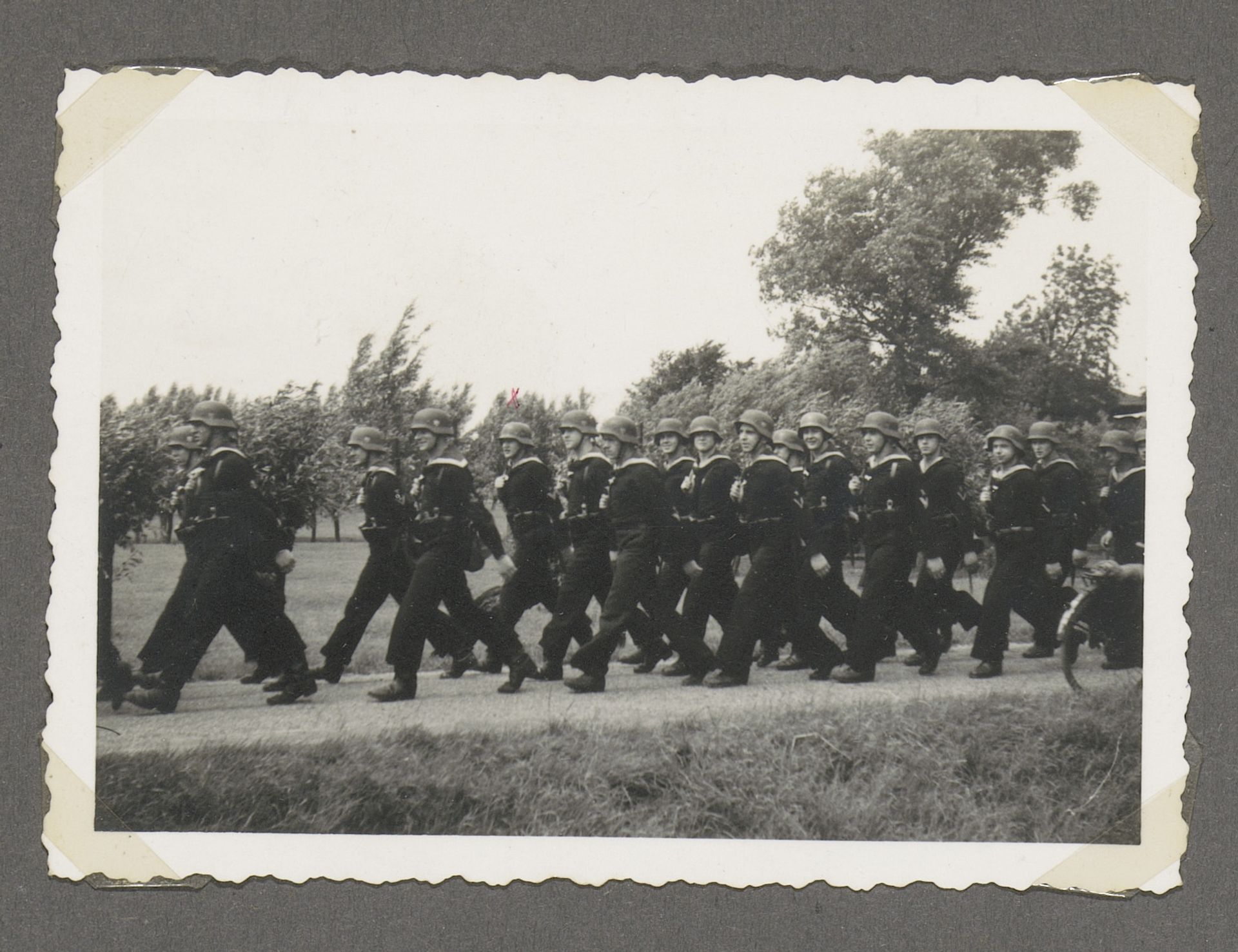 Marcherende militairen by Anonymous