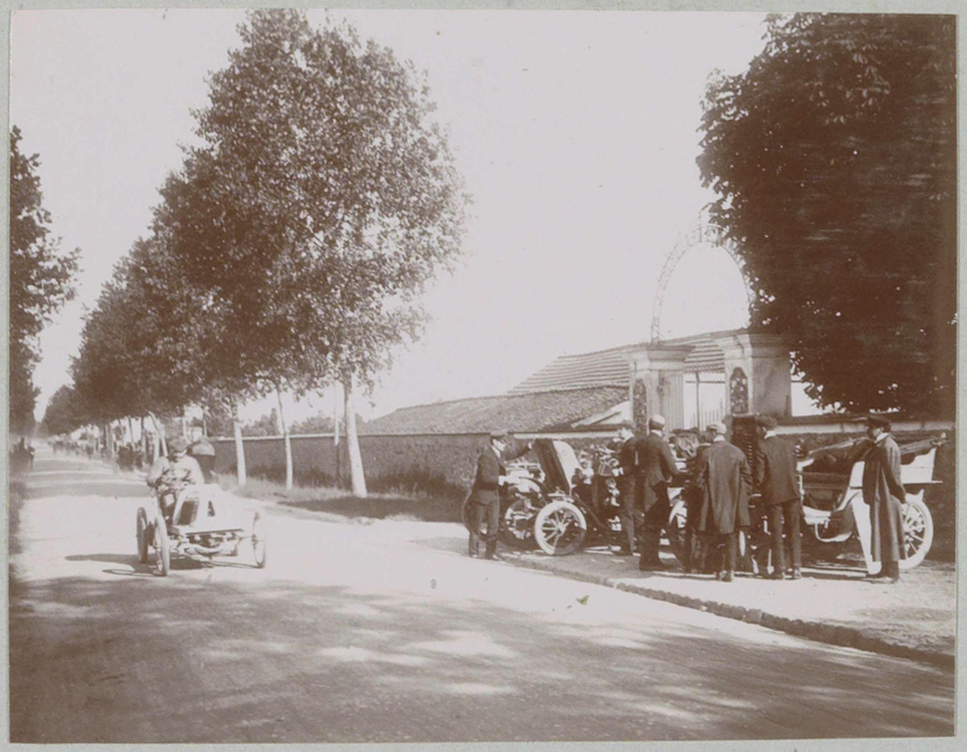 Toeschouwers en deelnemer aan de race Parijs-Vienne by Delizy